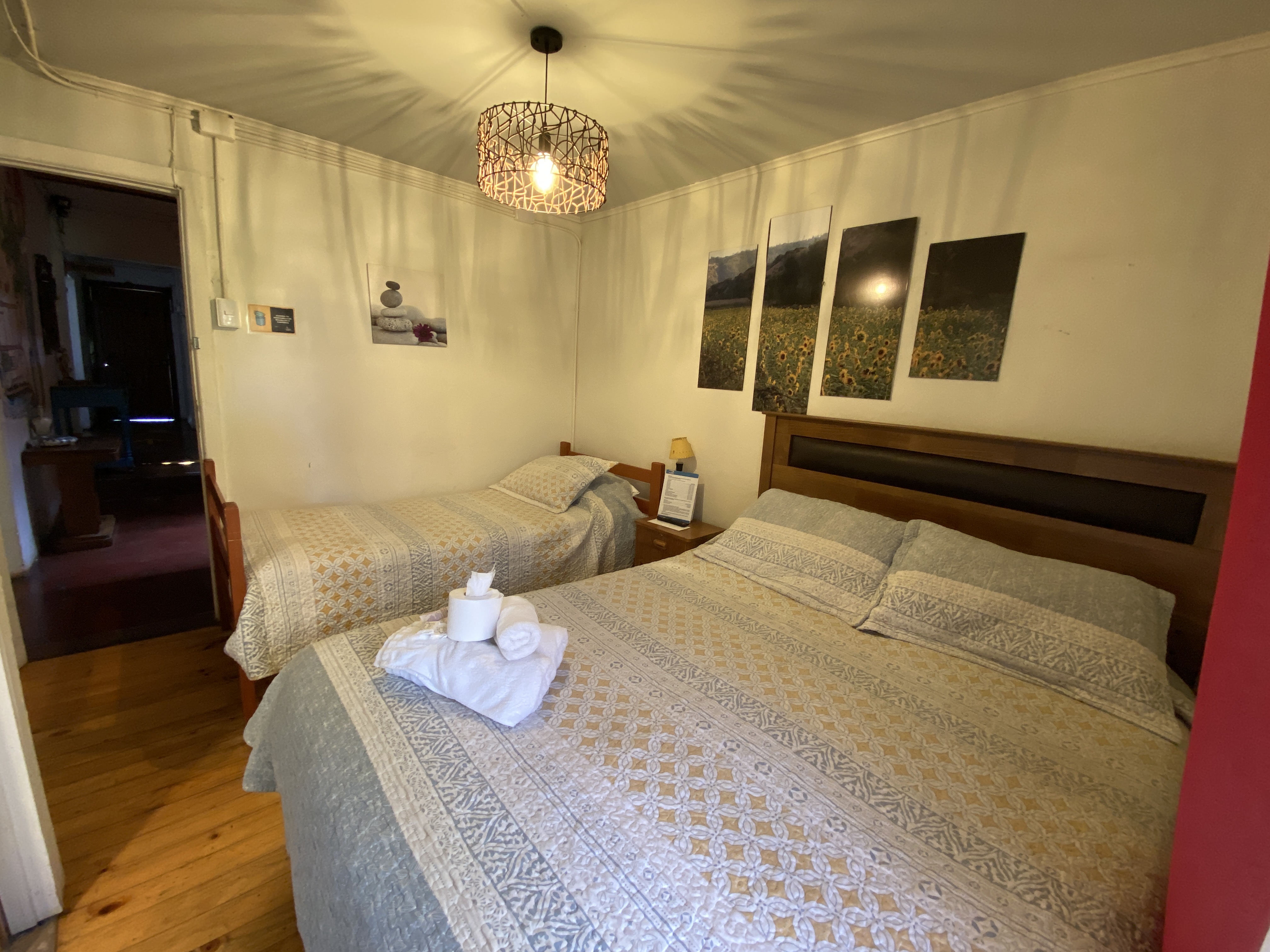 Matrimonial con una cama adicional y con baño privado..