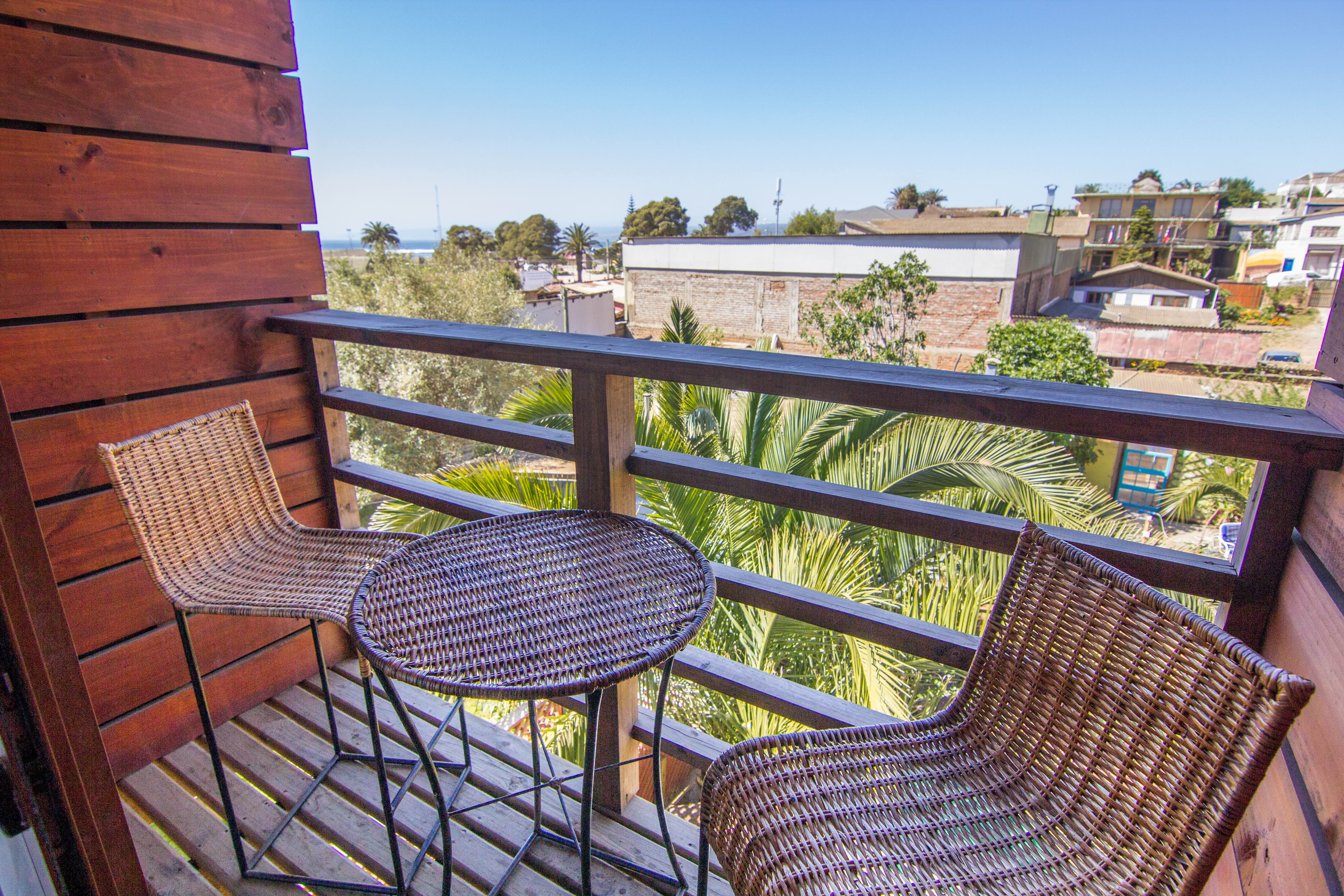 Matrimonial con baño privado, balcón privado y tv cable..