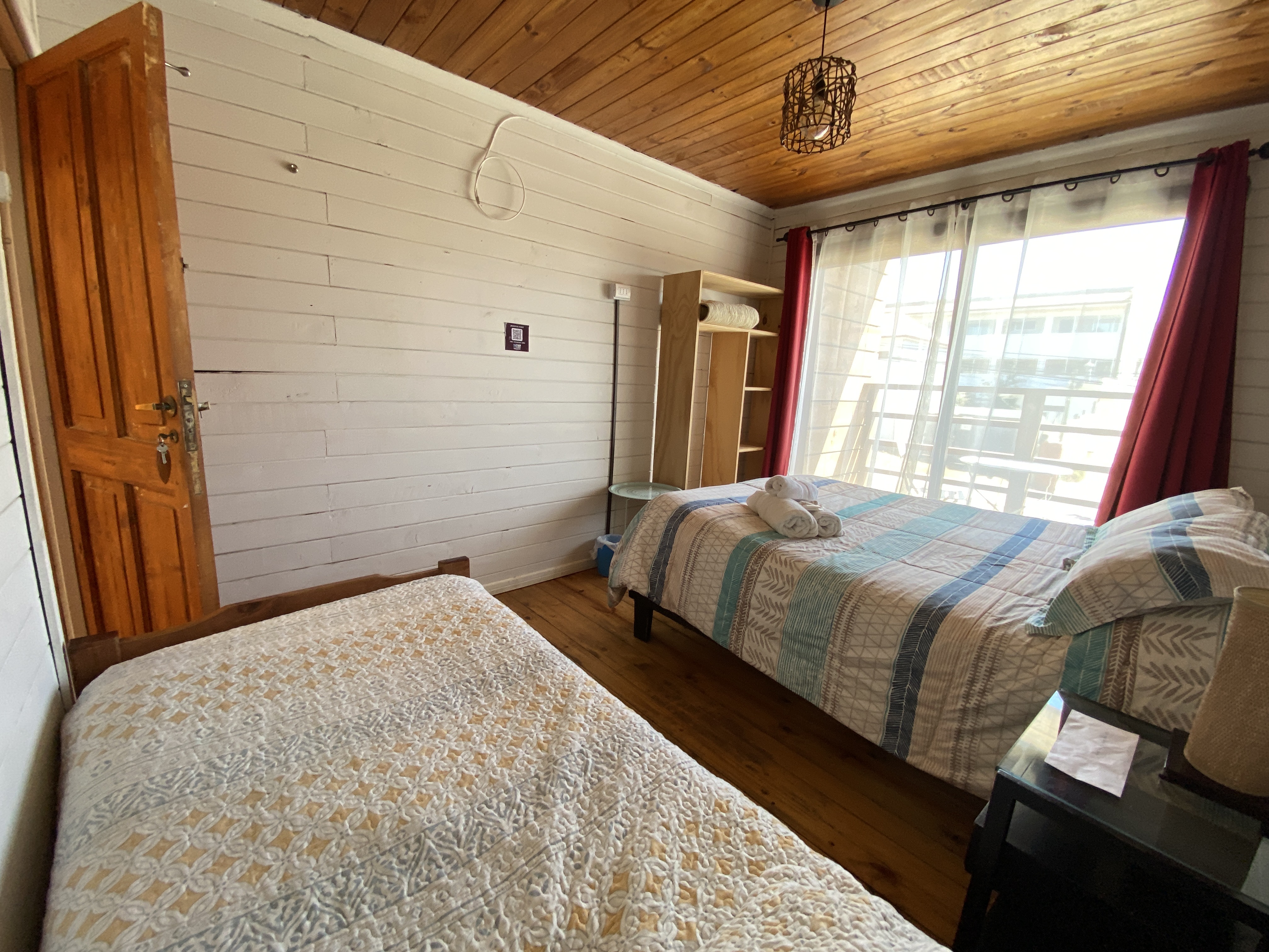 Matrimonial con una cama adicional y con baño compartido..