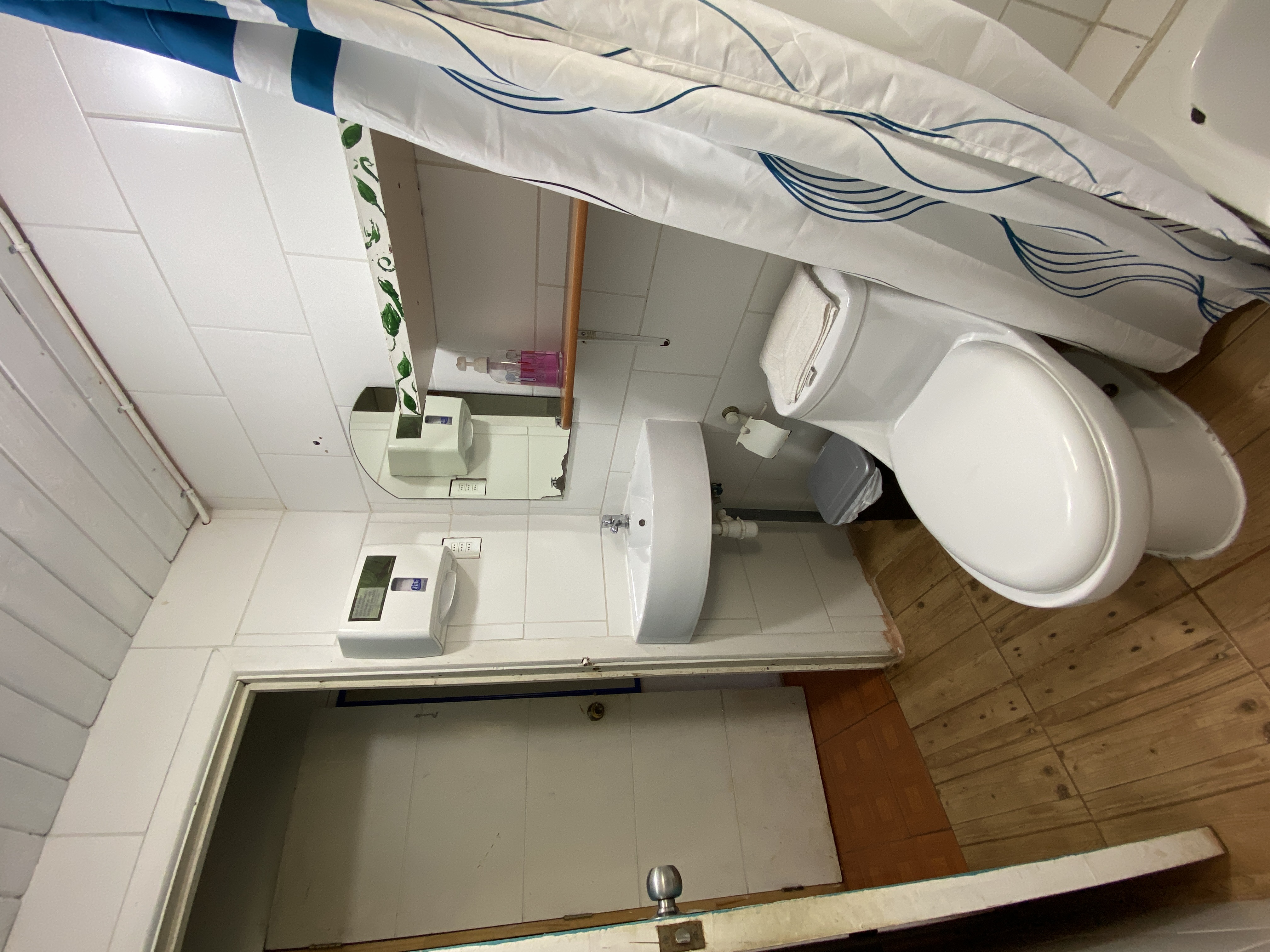 Matrimonial con una cama adicional y con baño privado..