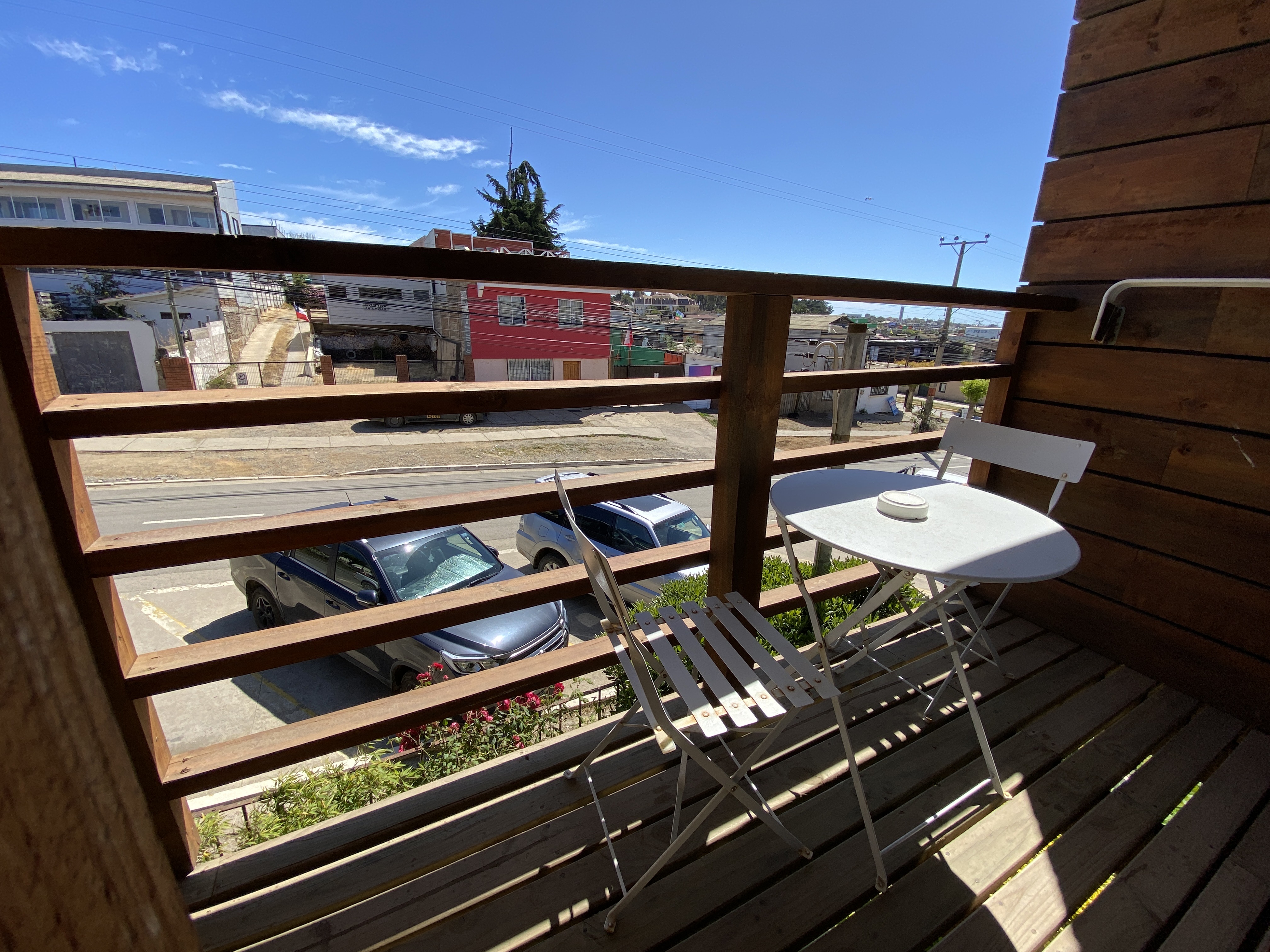 Matrimonial con una cama adicional y con baño compartido..