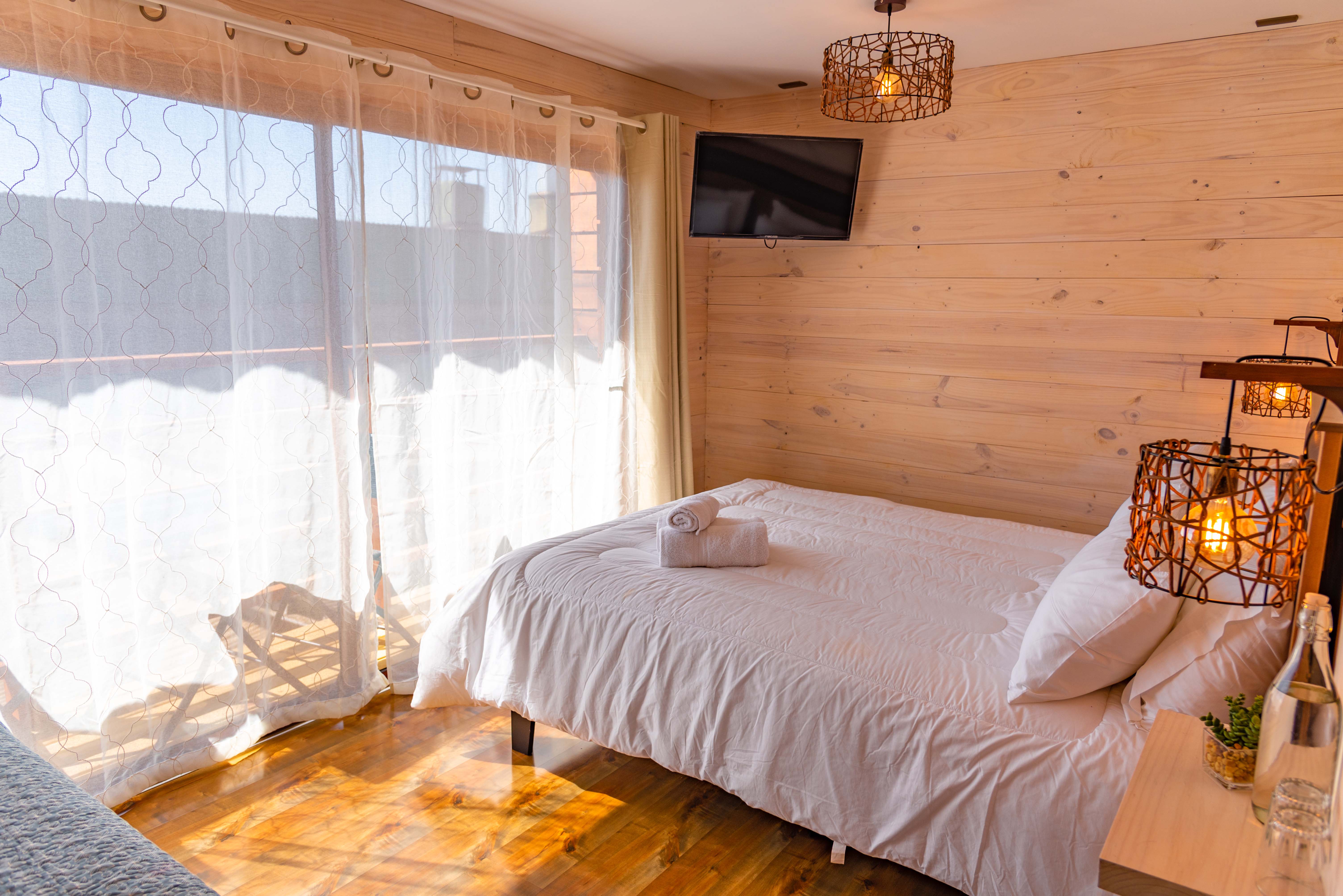 Matrimonial con una cama adicional, baño privado, balcón privado con vista al mar y smart TV..