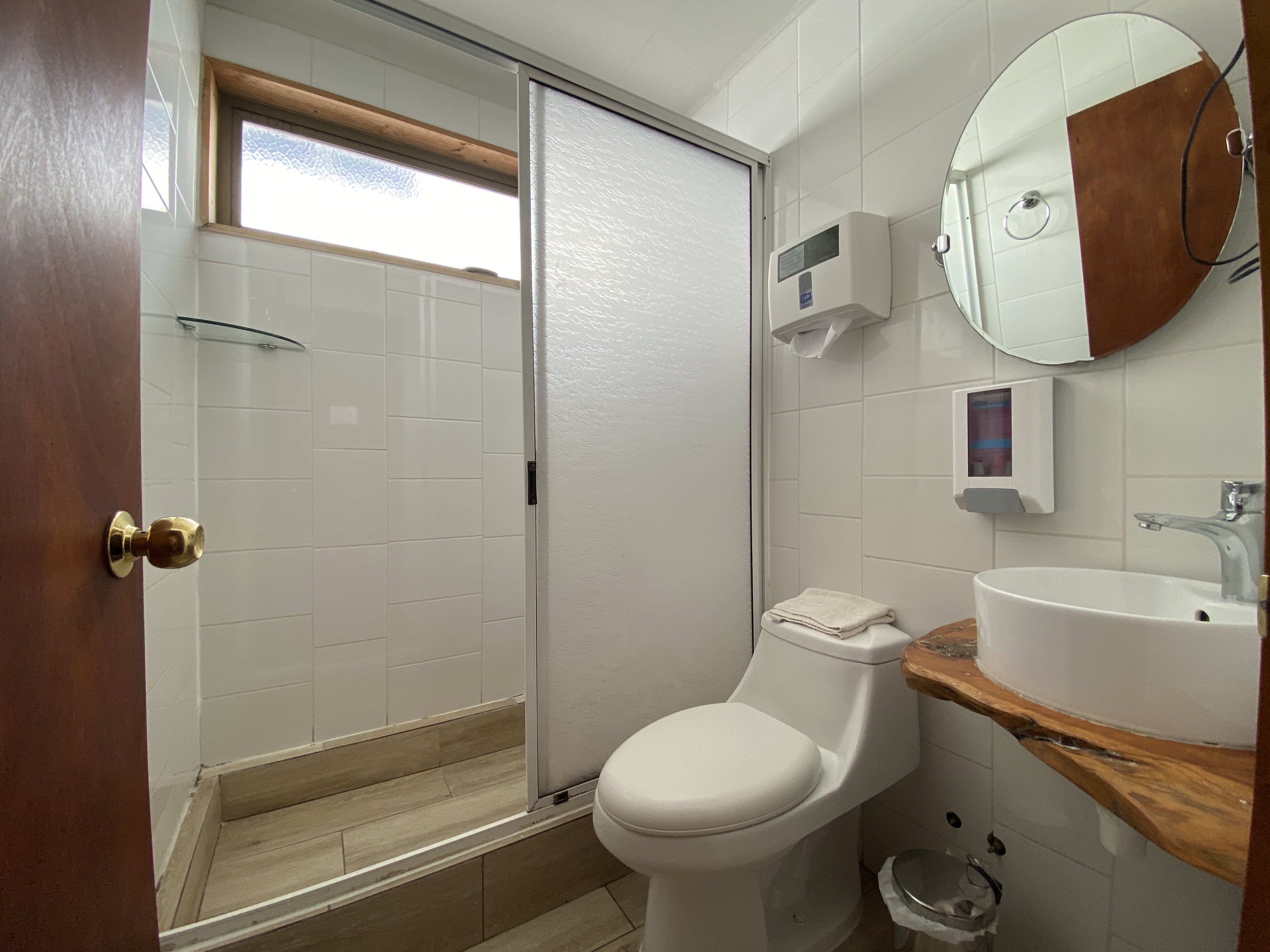 Matrimonial con baño privado, balcón privado y tv cable..