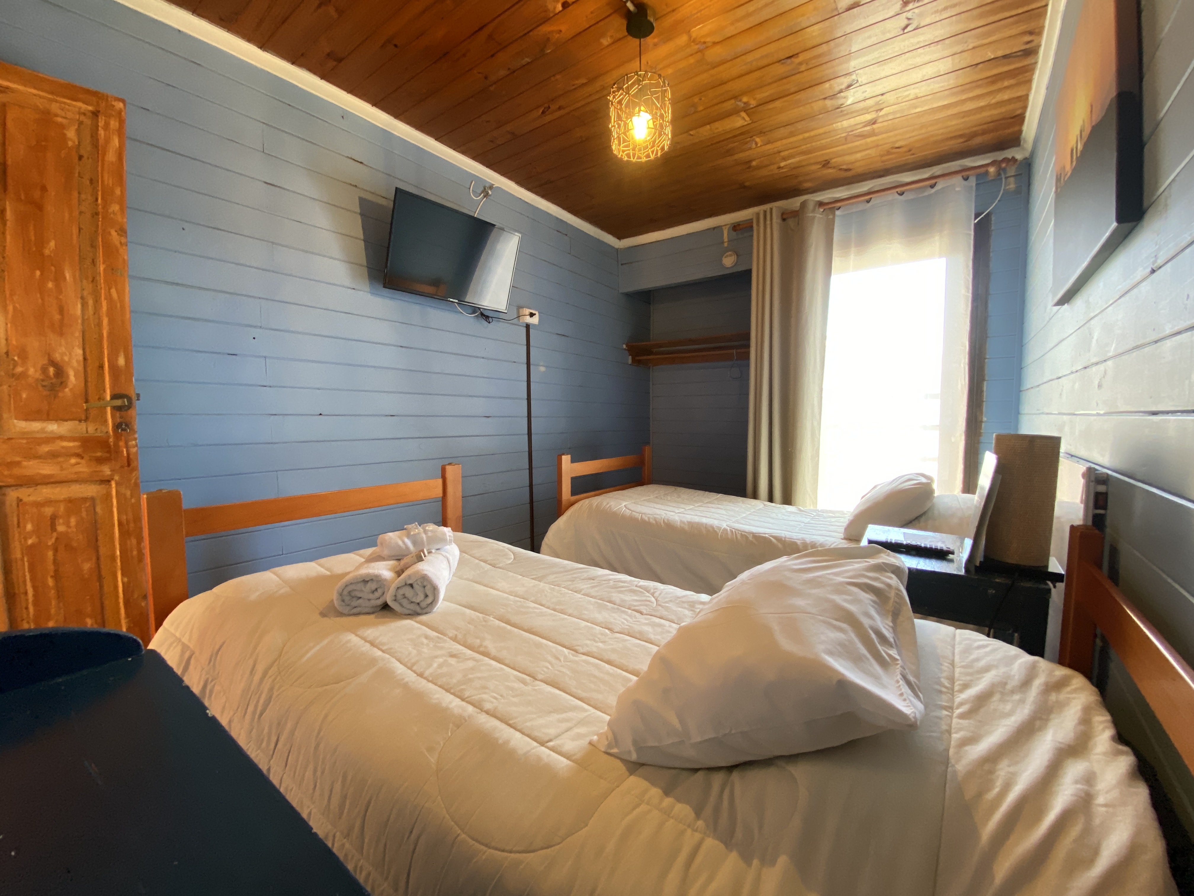 Doble con 2 camas y baño compartido..