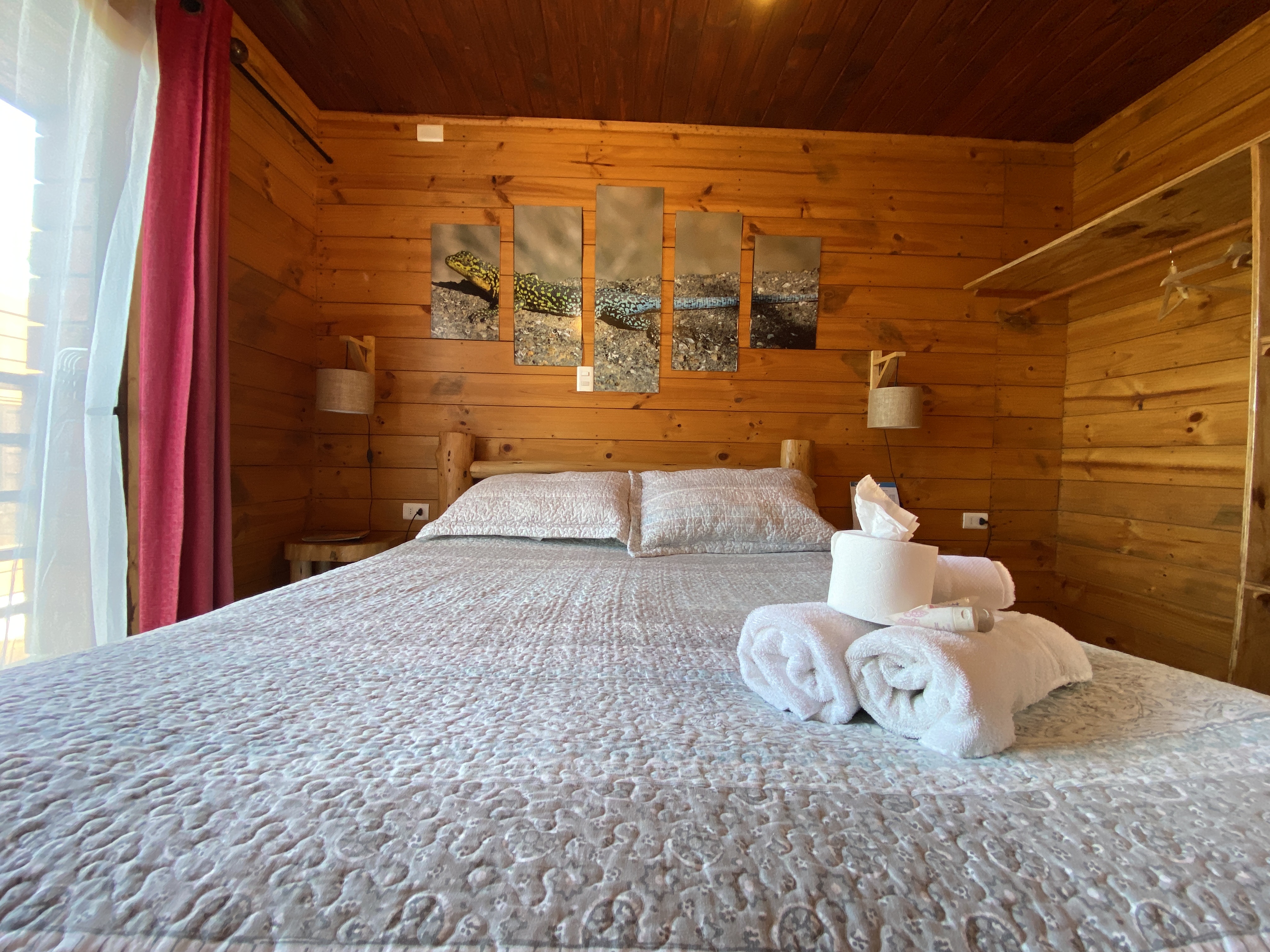 Matrimonial con baño privado, balcón privado y tv cable..