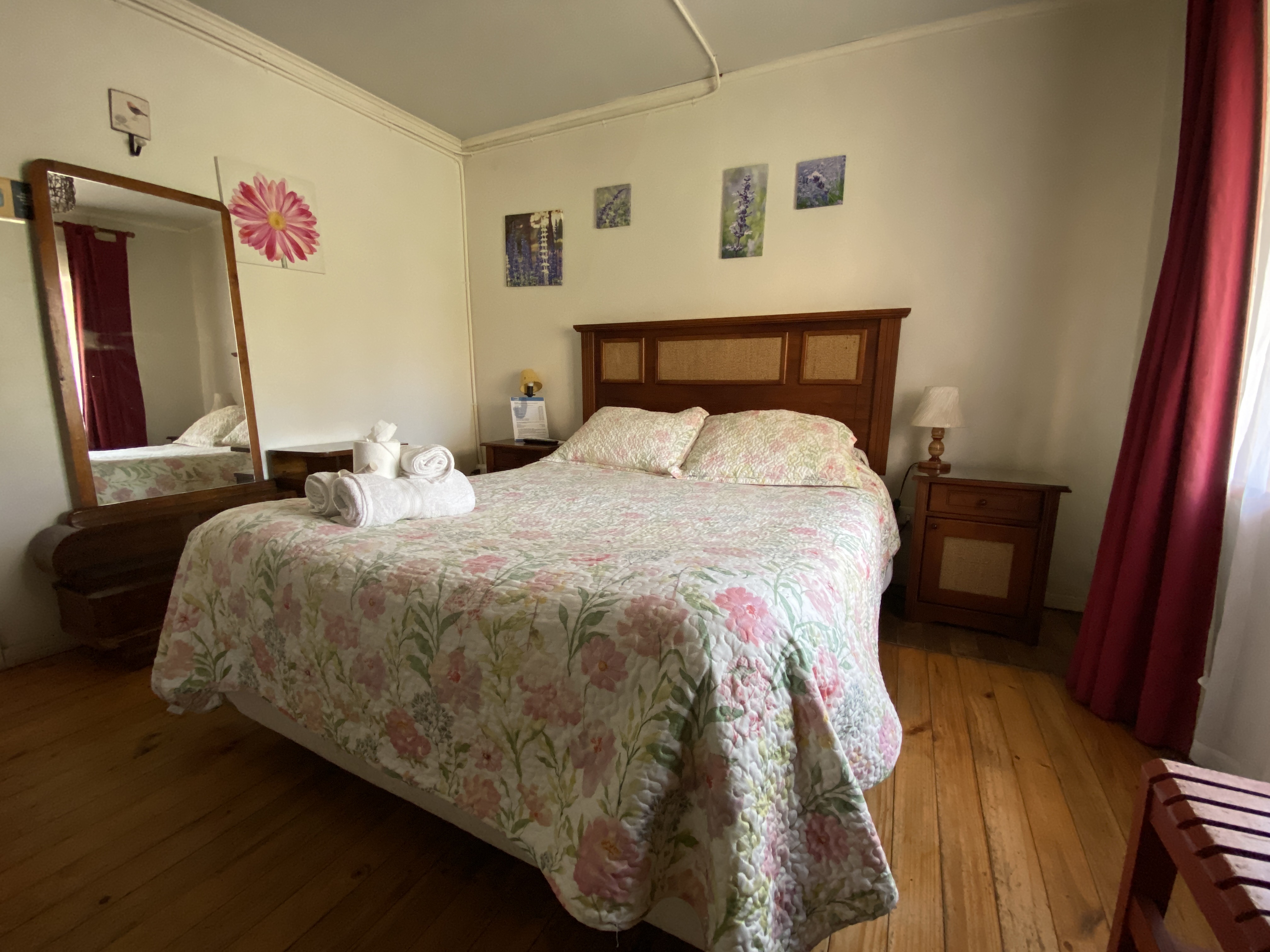 Matrimonial con baño privado y tv cable..