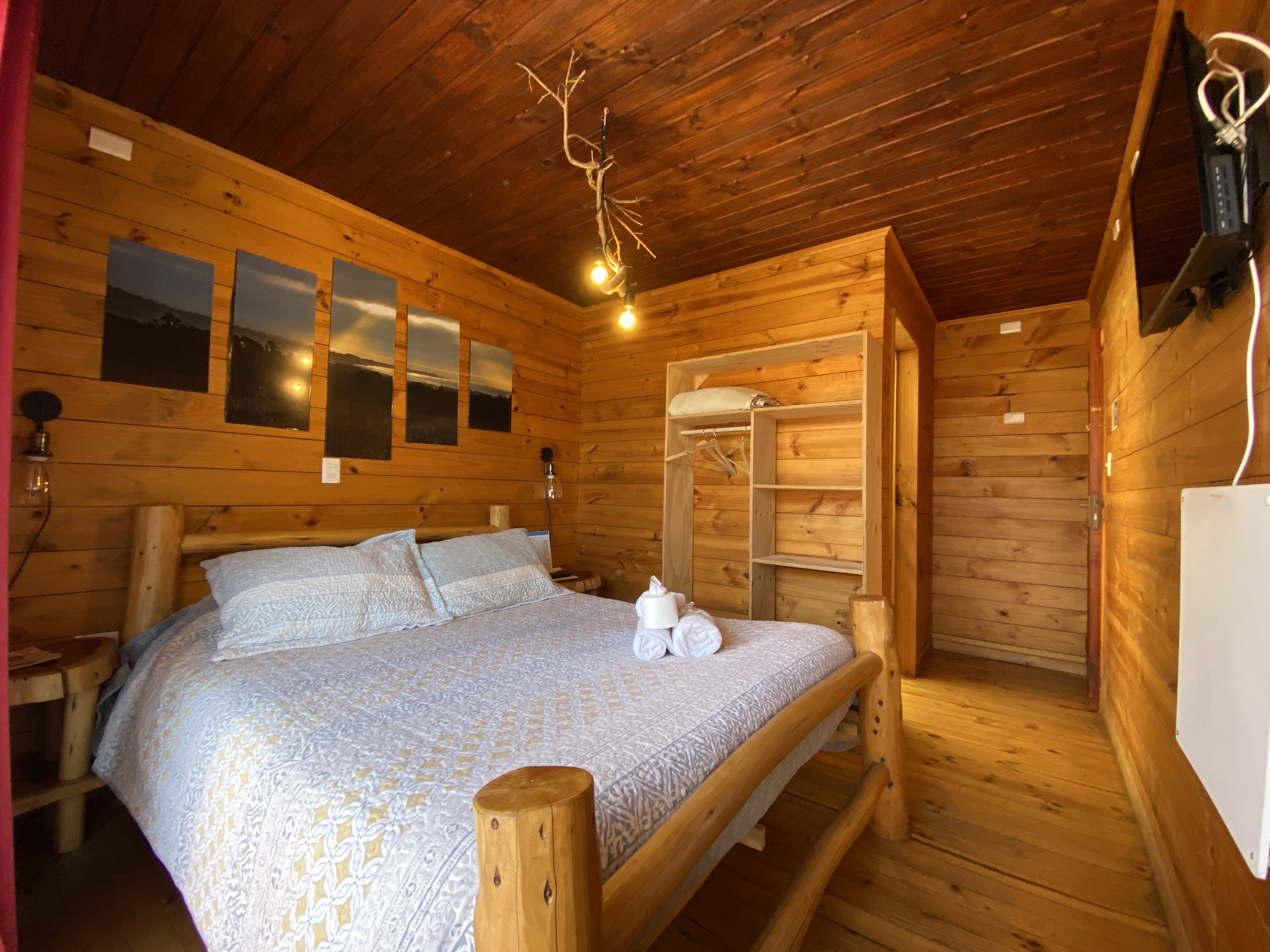 Matrimonial con baño privado, balcón privado y tv cable..