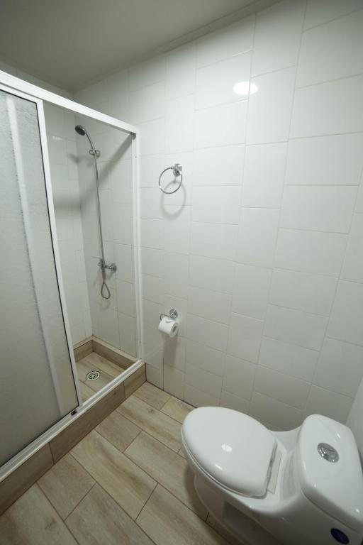 Matrimonial con baño privado, balcón privado y tv cable..