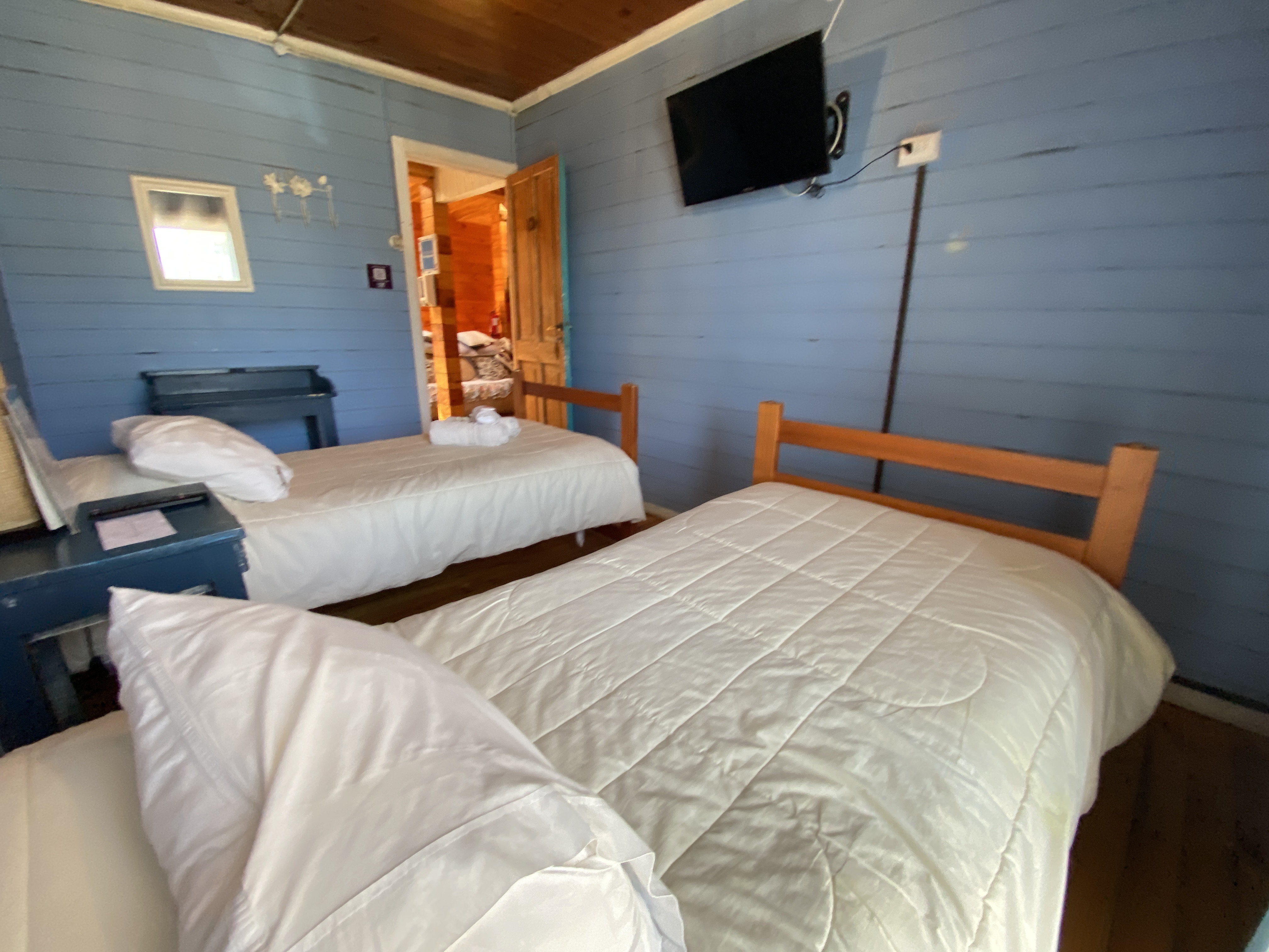 Doble con 2 camas y baño compartido..