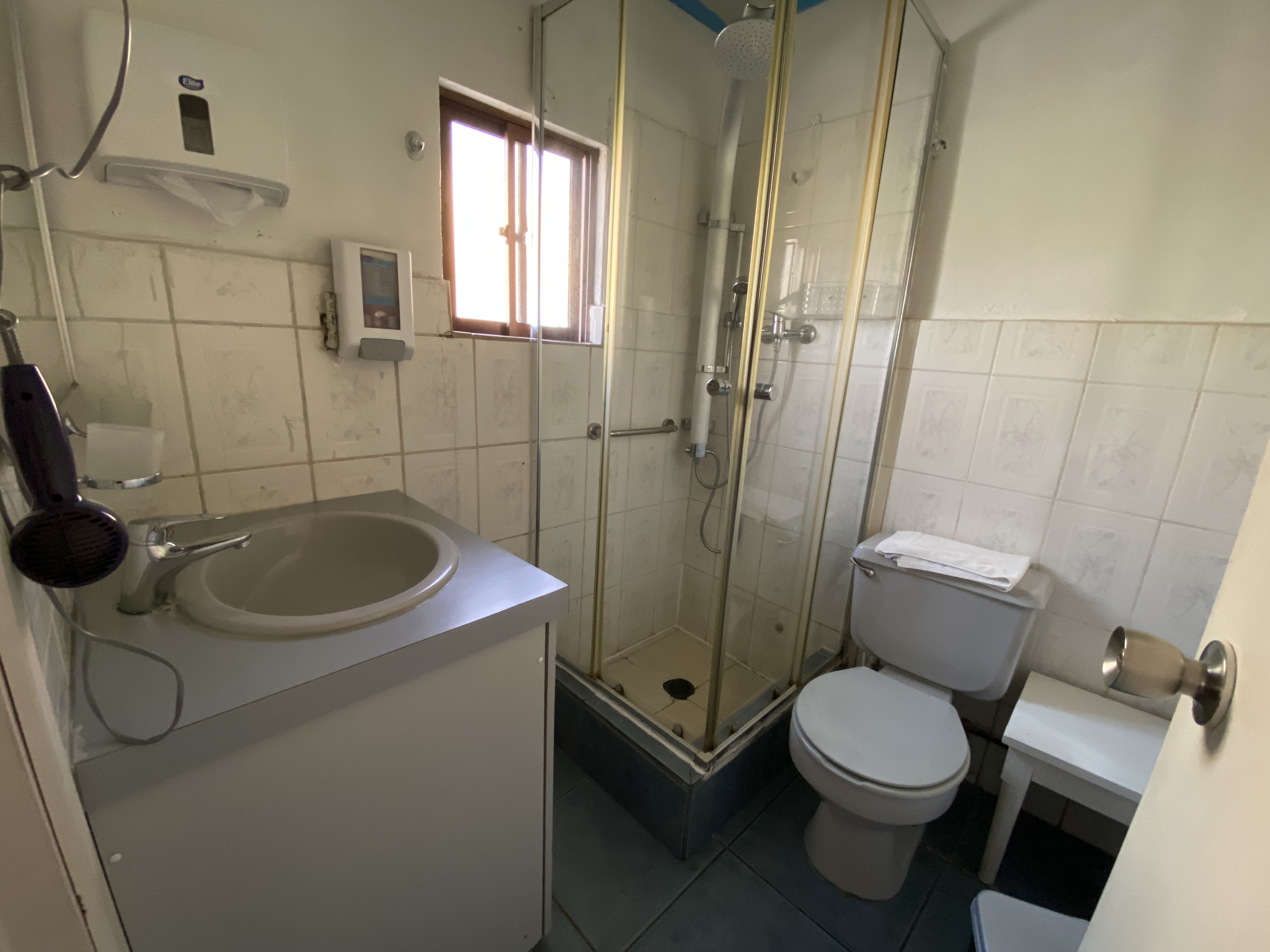 Matrimonial con baño privado y tv cable..