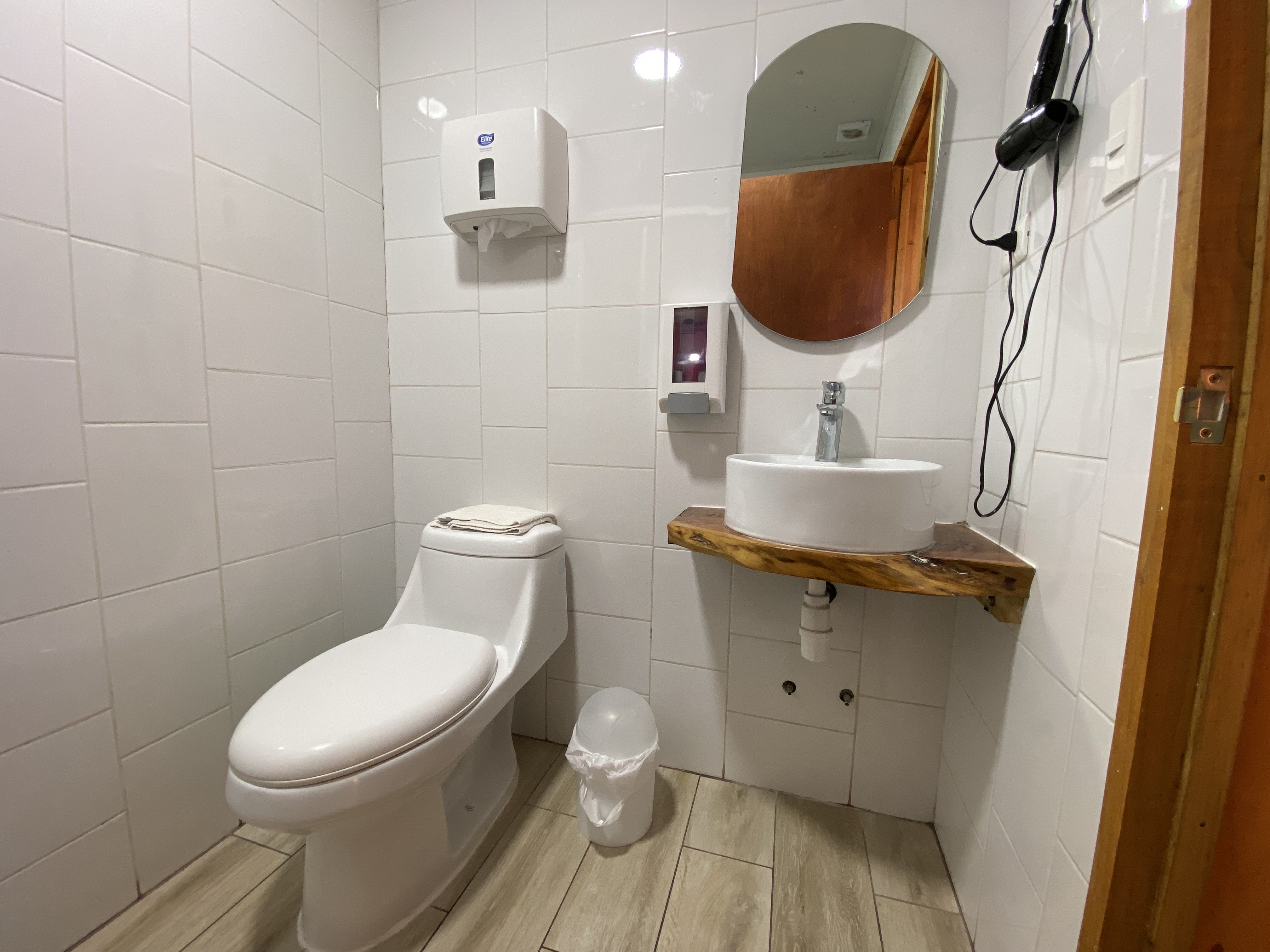 Matrimonial con baño privado, balcón privado y tv cable..