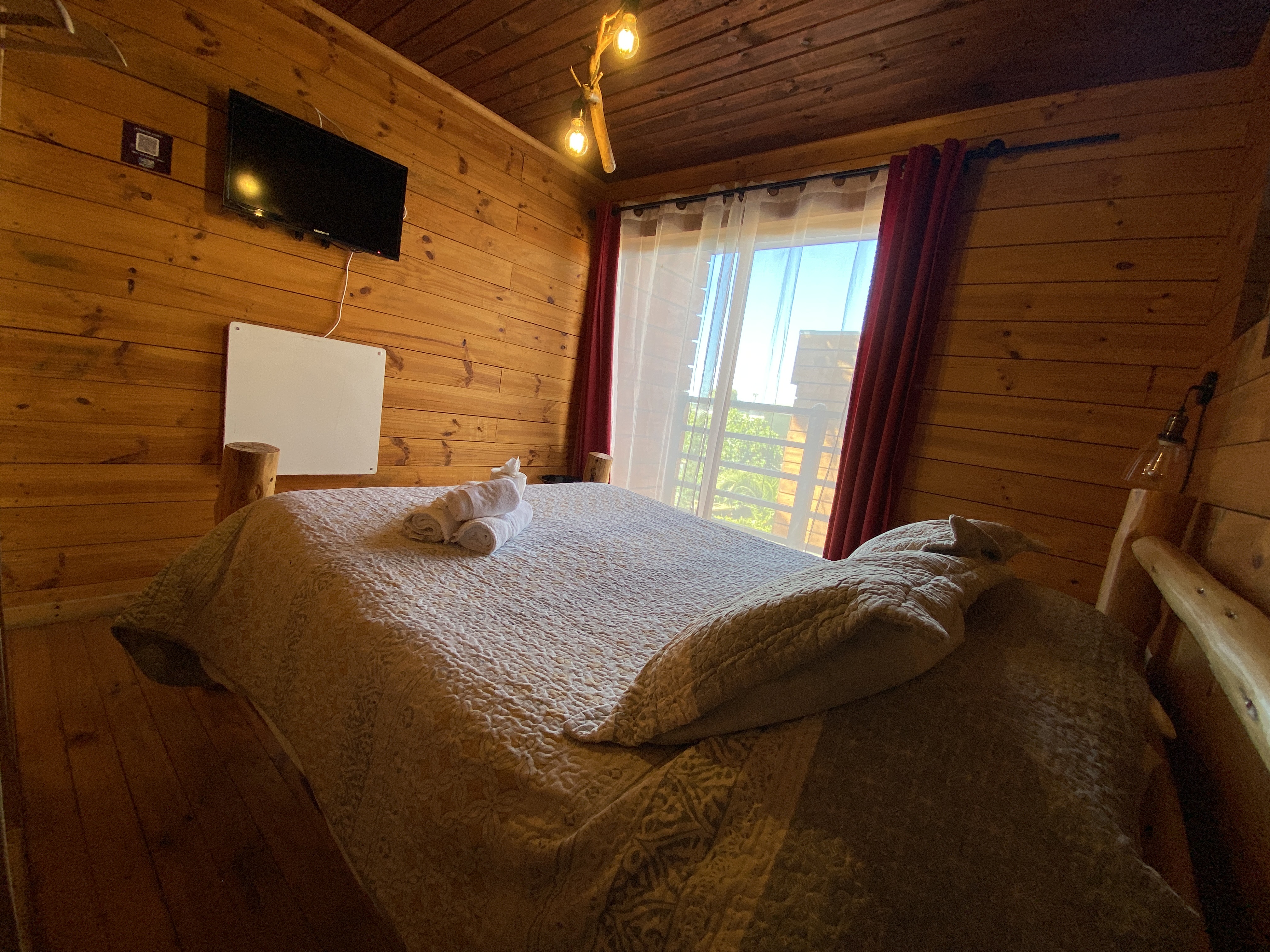 Matrimonial con baño privado, balcón privado y tv cable..