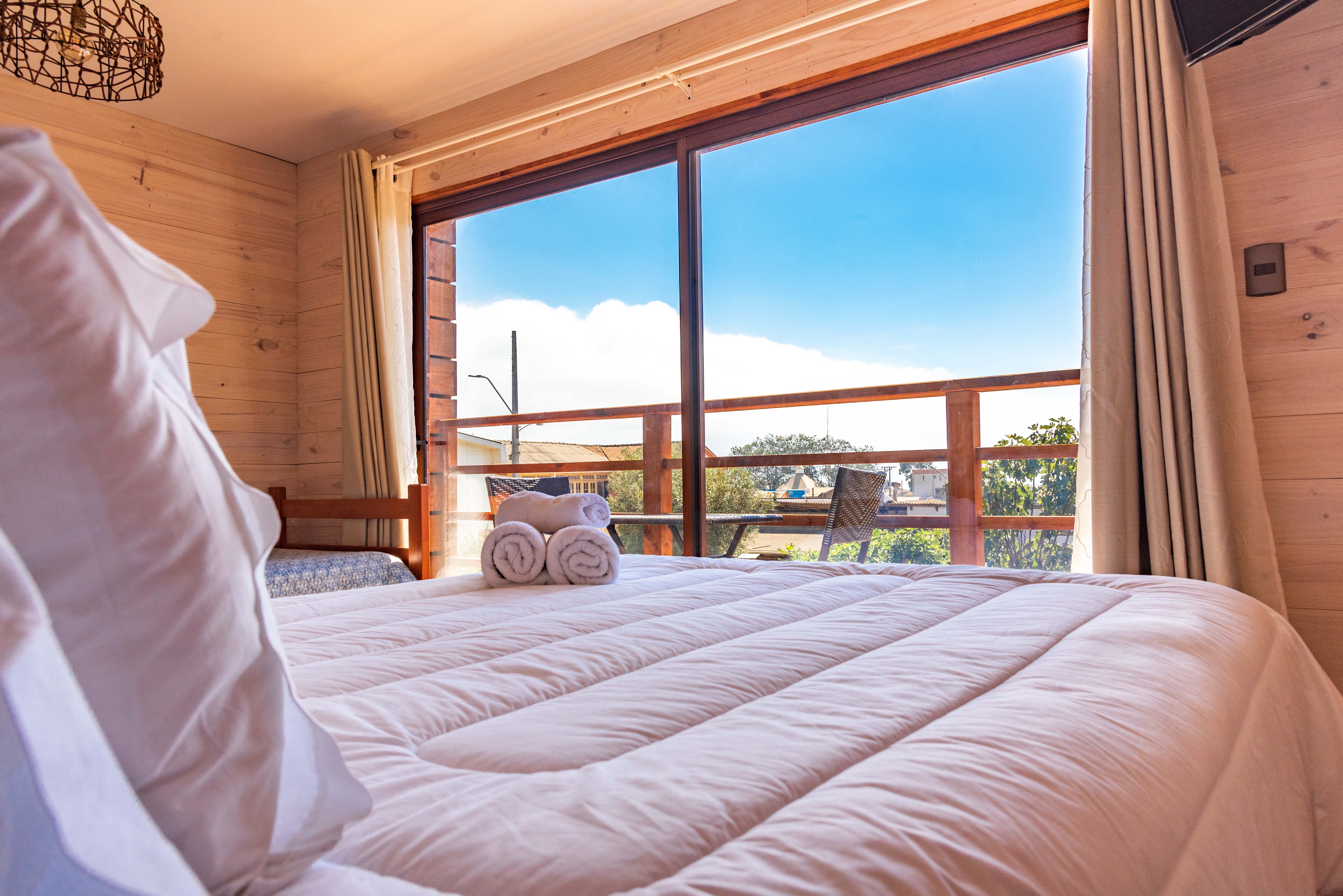 Matrimonial con una cama adicional, baño privado, balcón privado con vista al mar y smart TV..