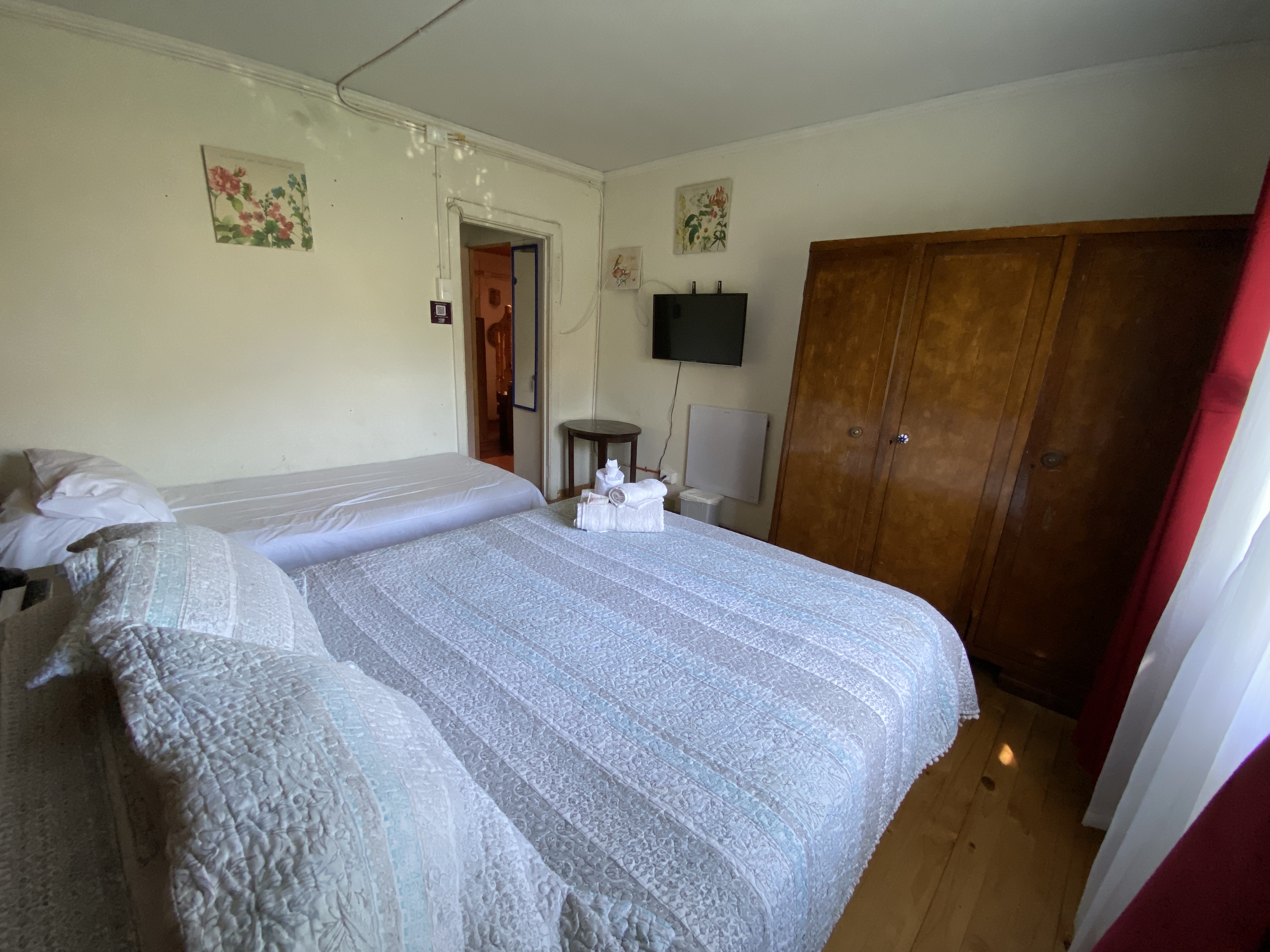 Matrimonial con una cama adicional y con baño privado..