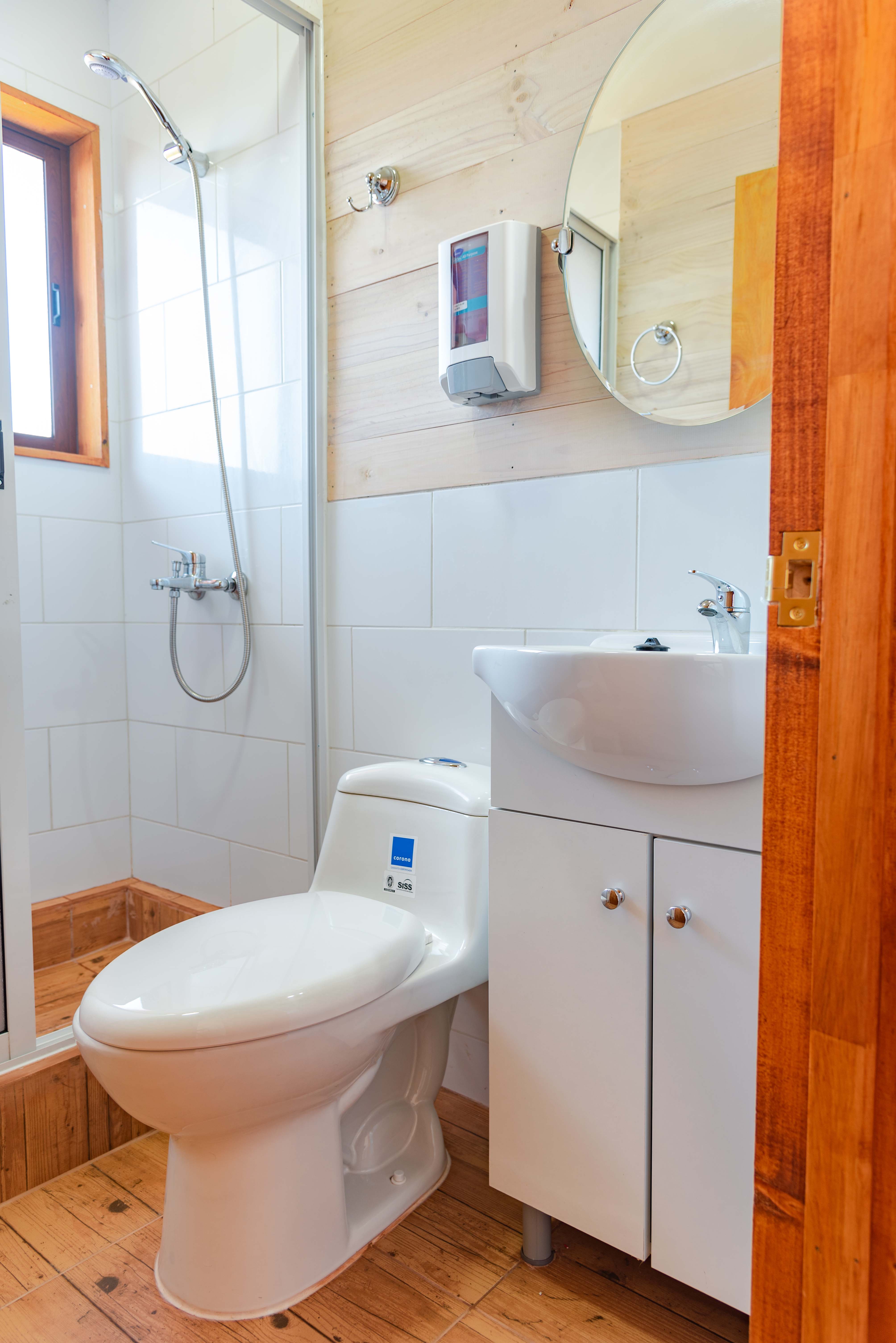 Matrimonial con baño privado, balcón privado con vista al mar y tv cable..