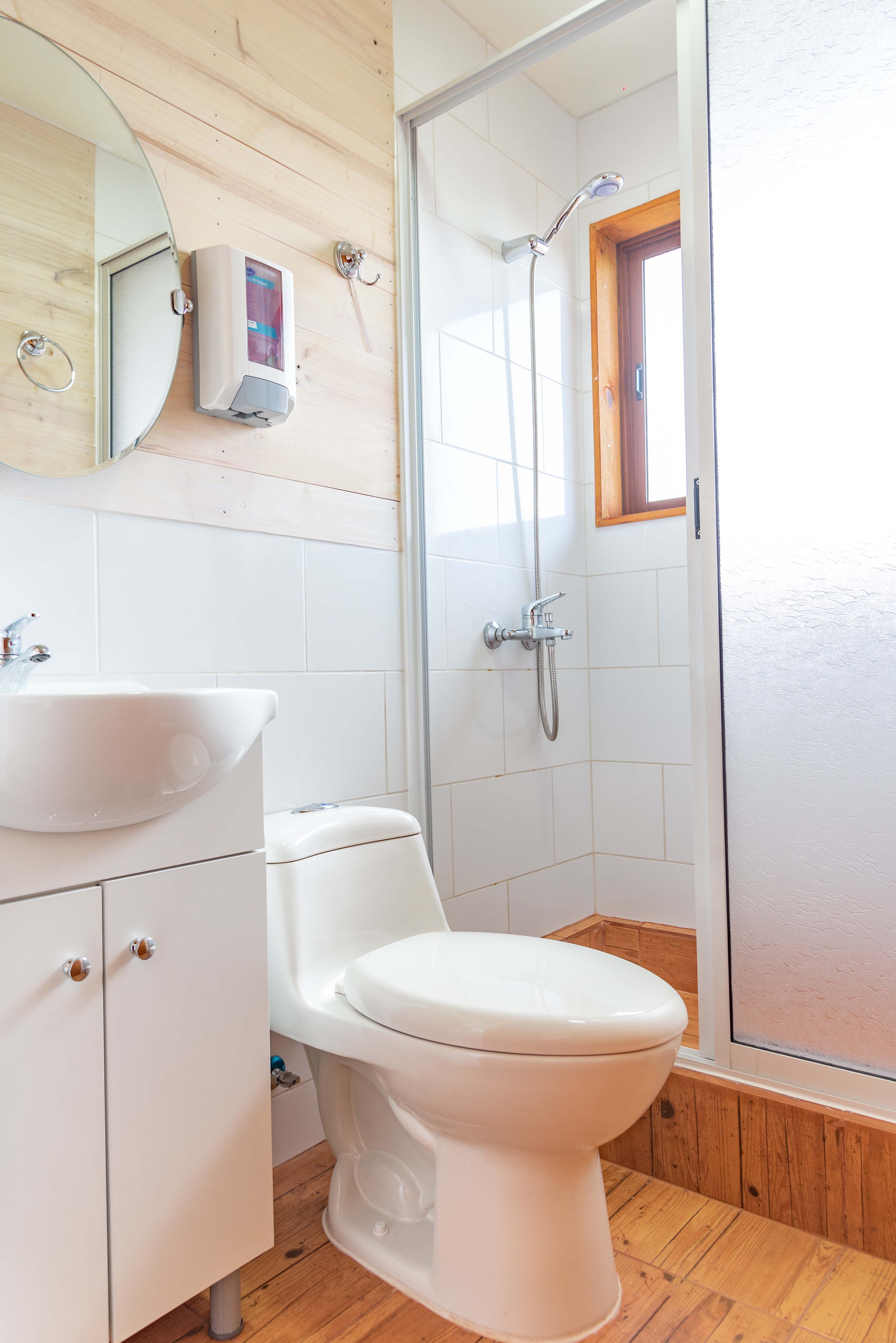 Matrimonial con baño privado, balcón privado con vista al mar y tv cable..