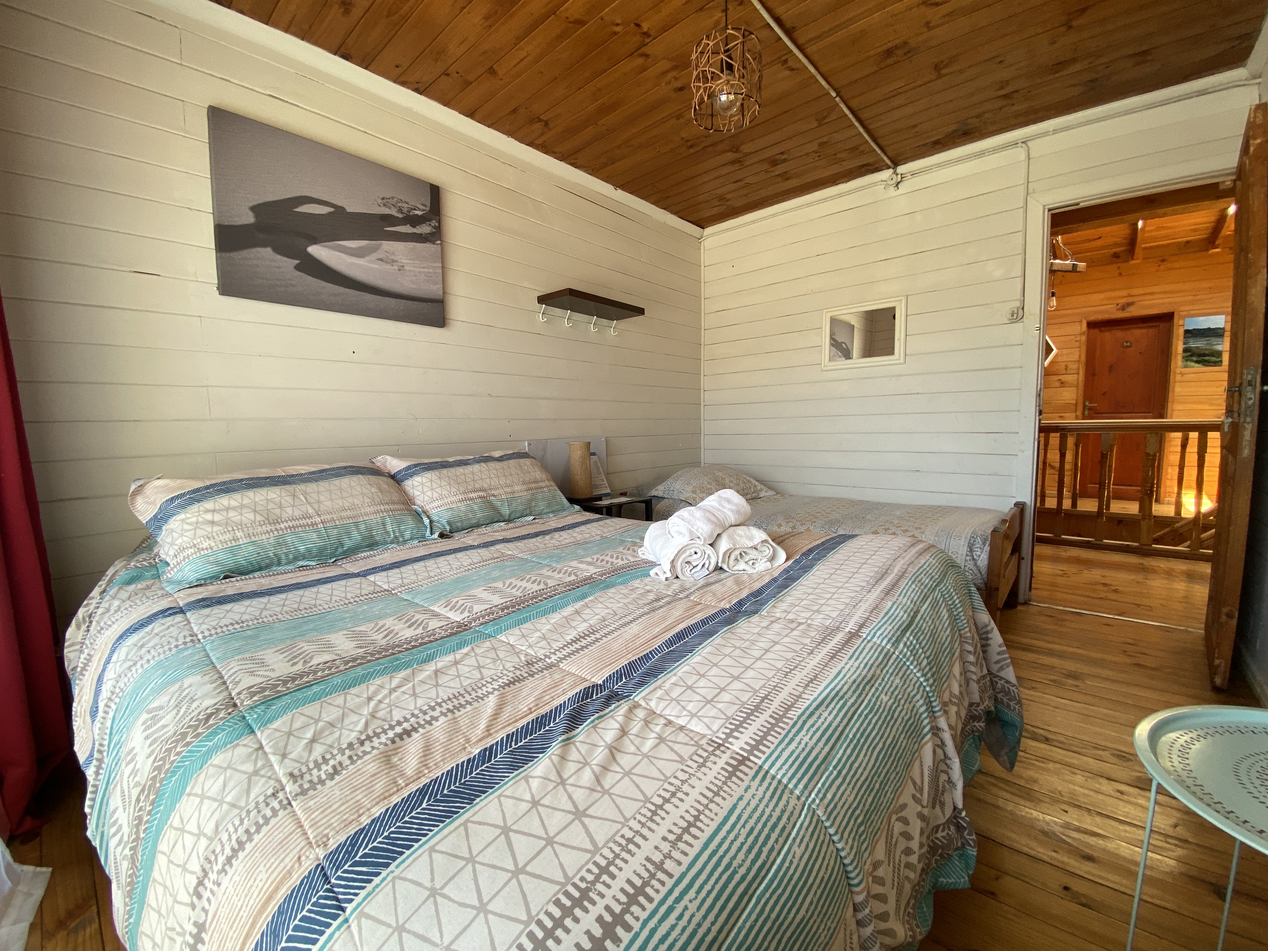 Matrimonial con una cama adicional y con baño compartido..