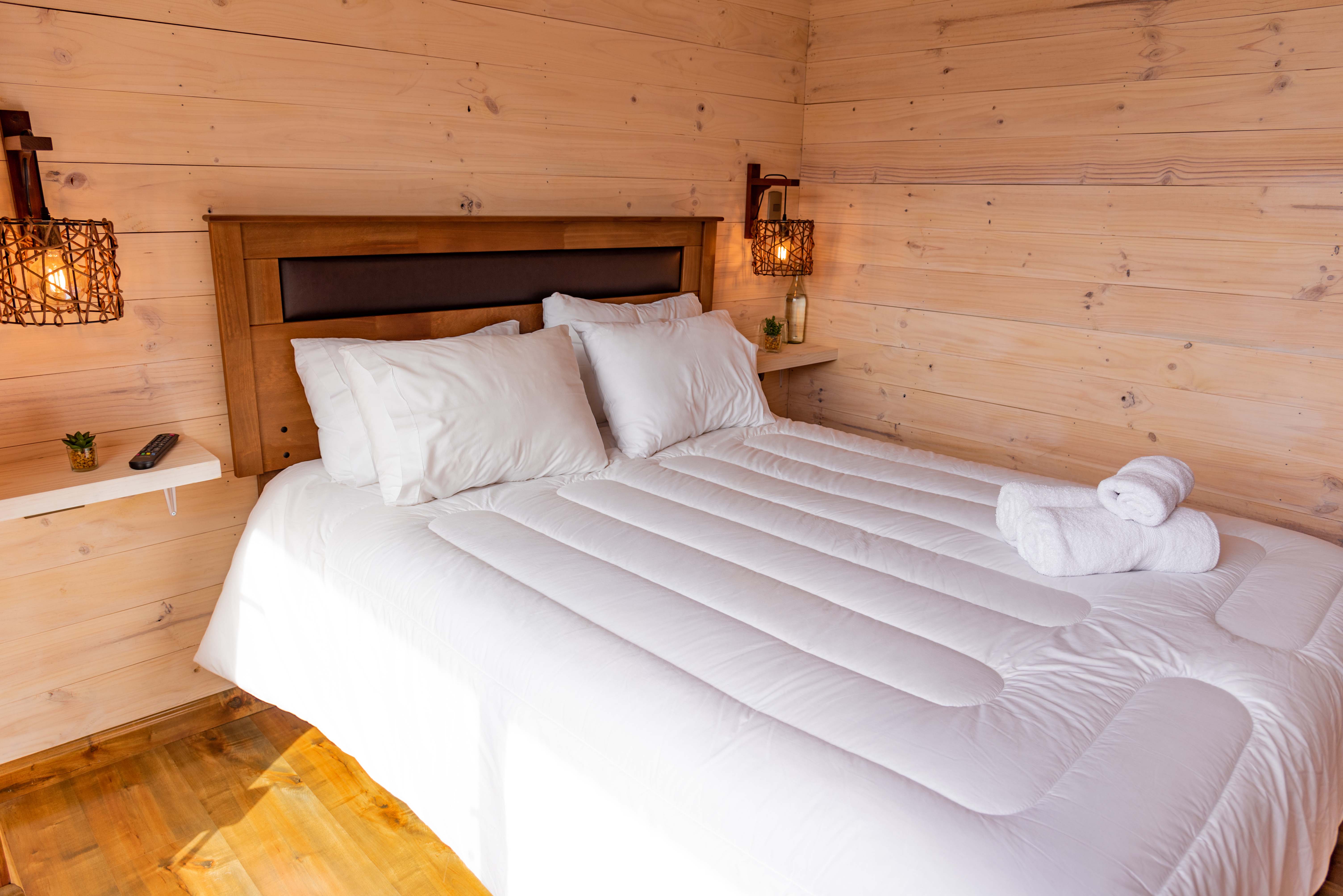 Matrimonial con baño privado, balcón privado con vista al mar y tv cable..