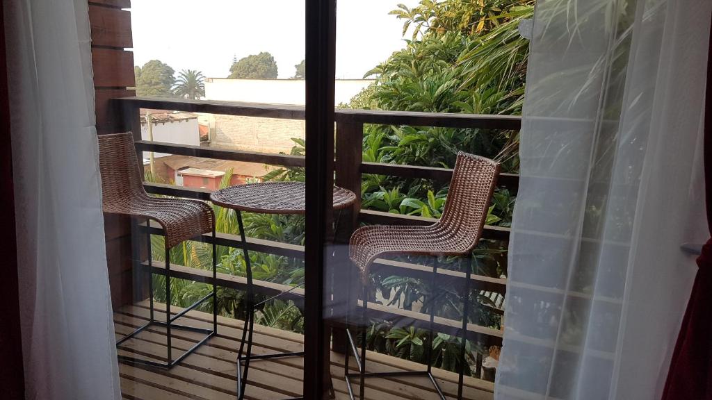 Matrimonial con baño privado, balcón privado y tv cable..