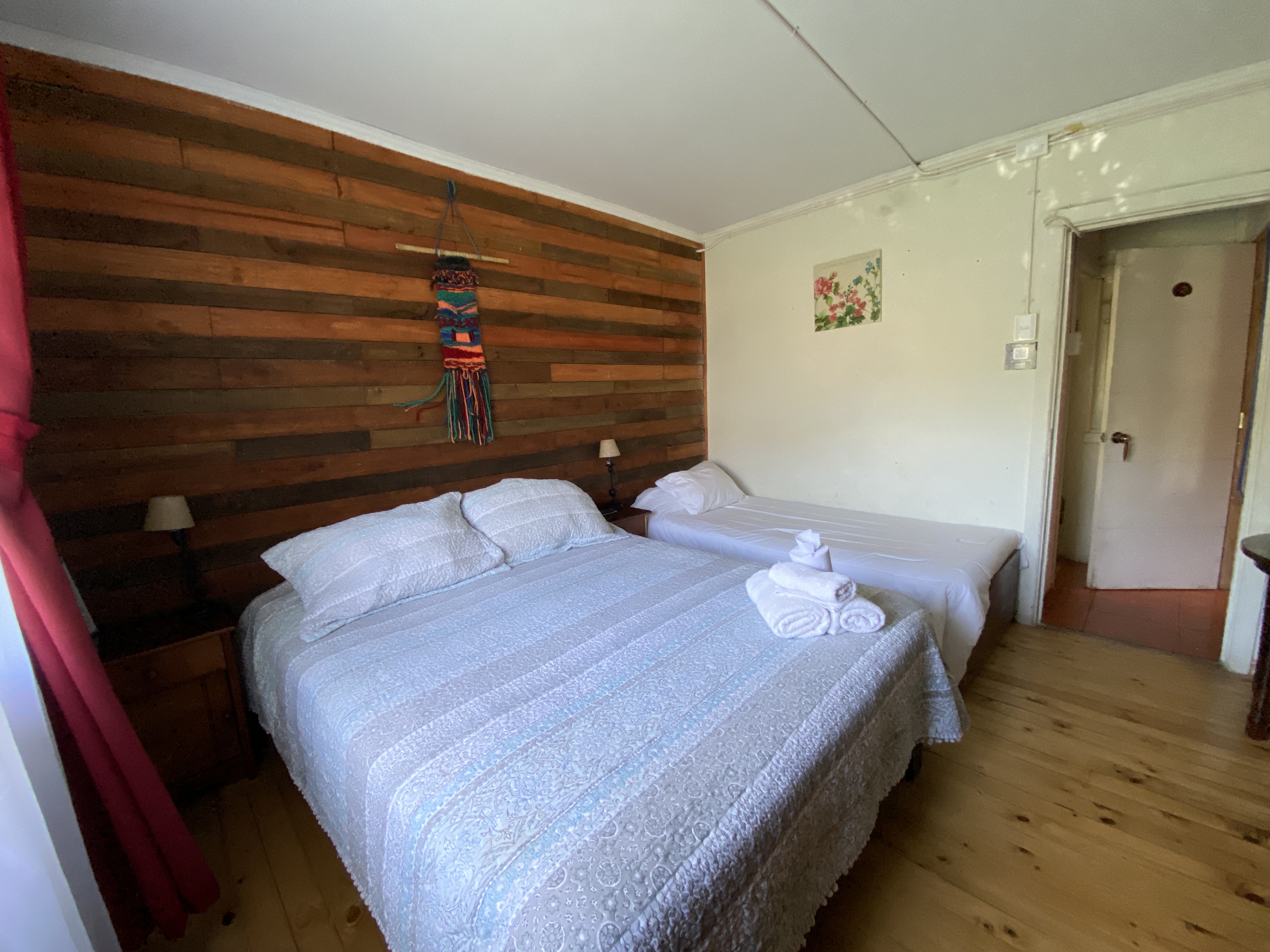 Matrimonial con una cama adicional y con baño privado..