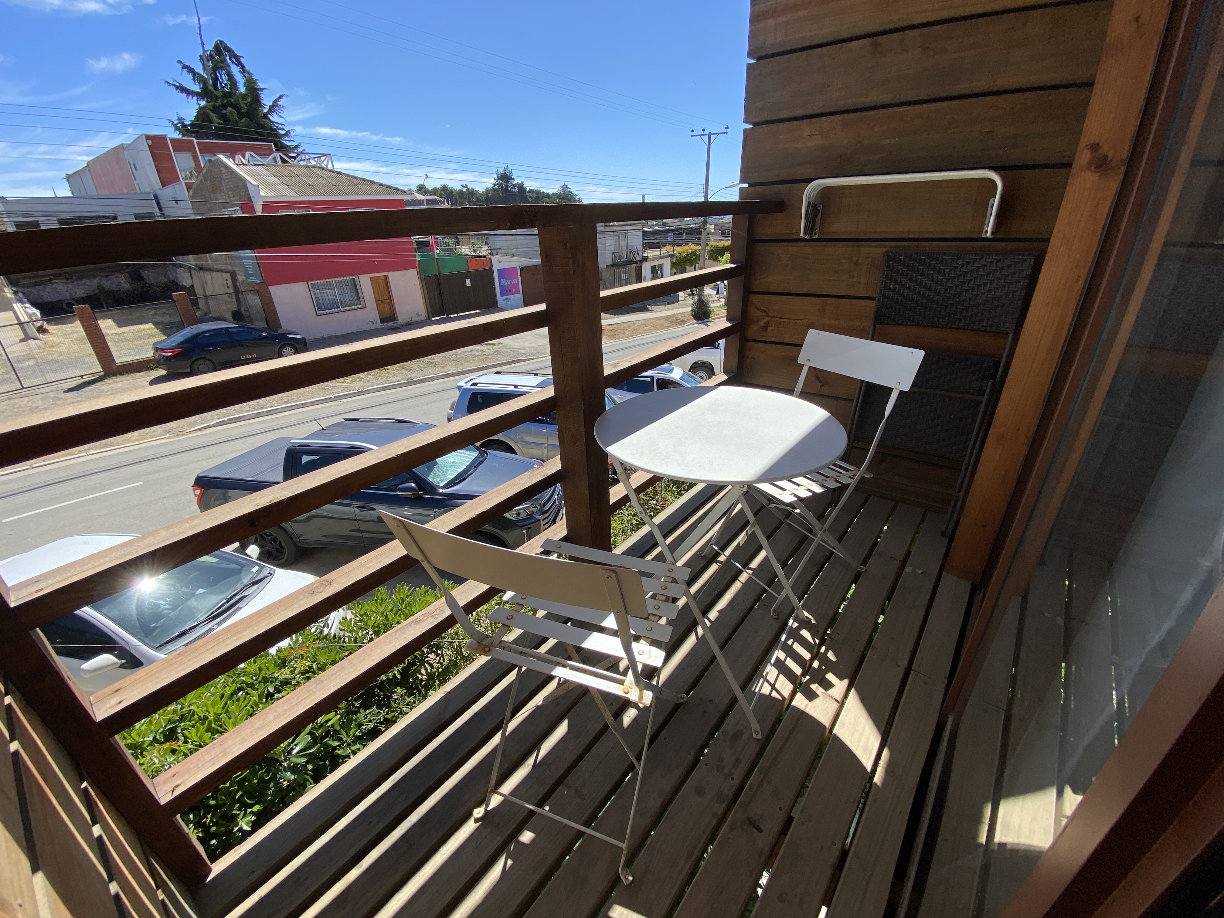 Matrimonial con una cama adicional y con baño compartido..