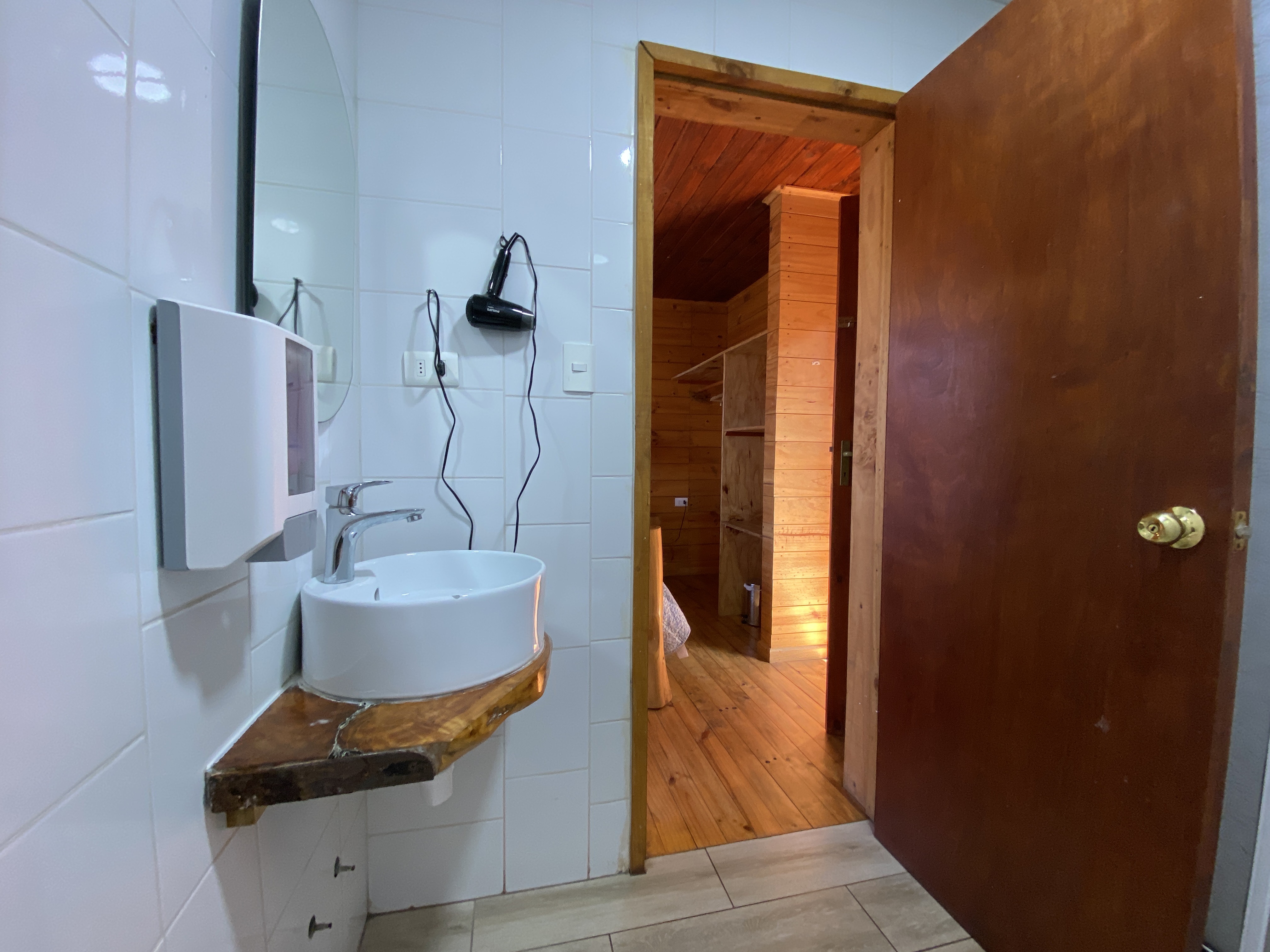 Matrimonial con baño privado, balcón privado y tv cable..