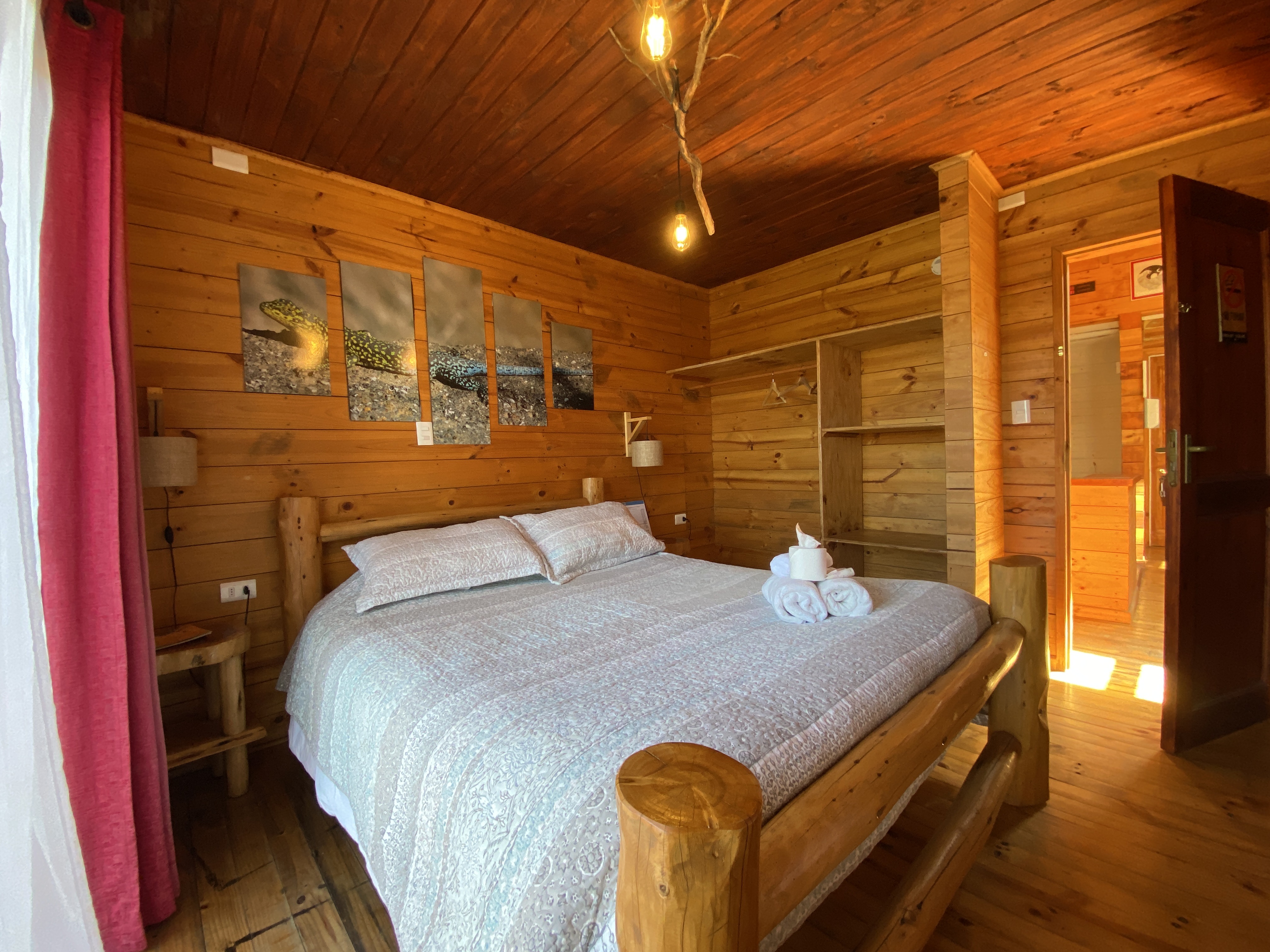 Matrimonial con baño privado, balcón privado y tv cable..