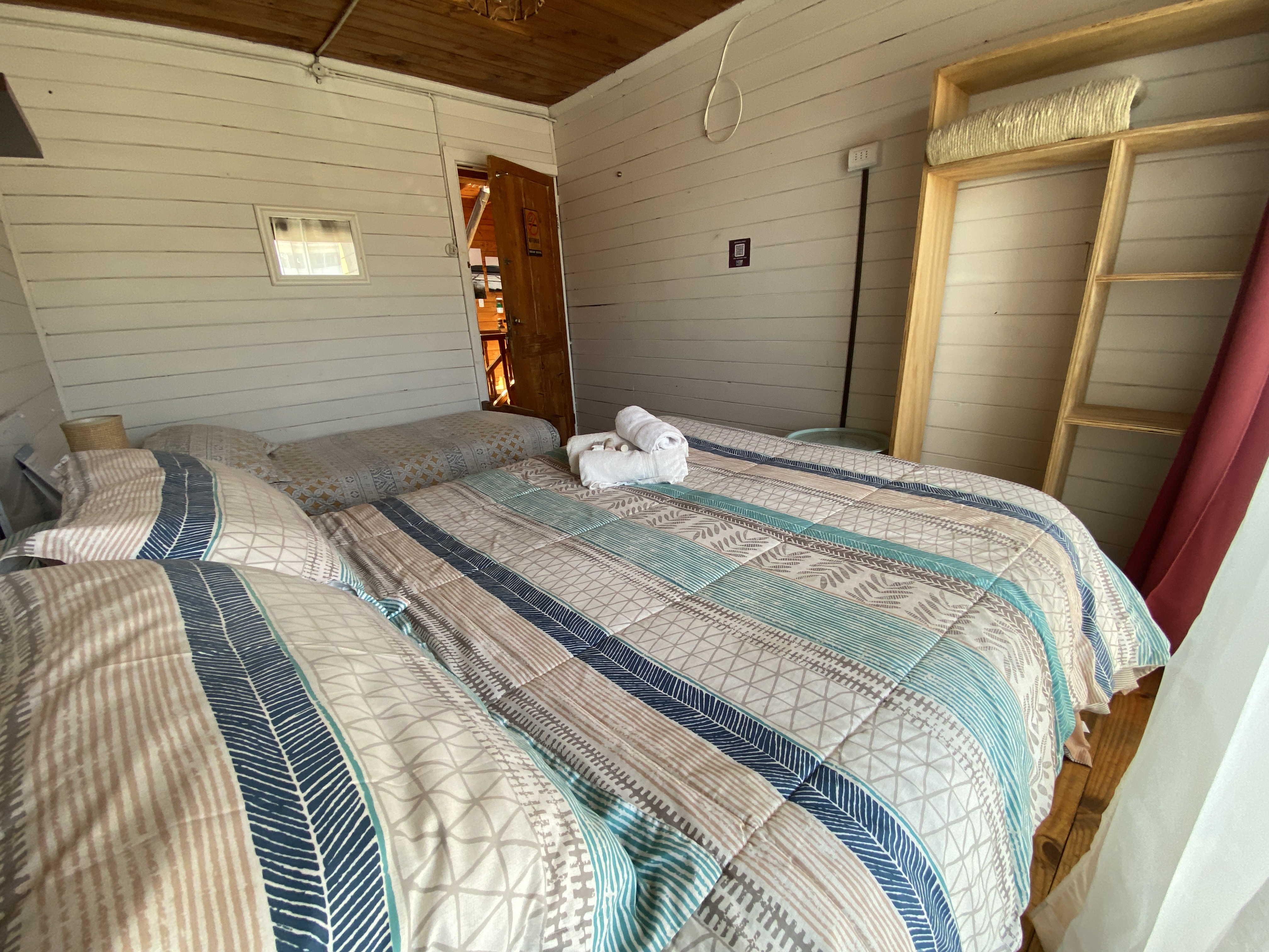 Matrimonial con una cama adicional y con baño compartido..