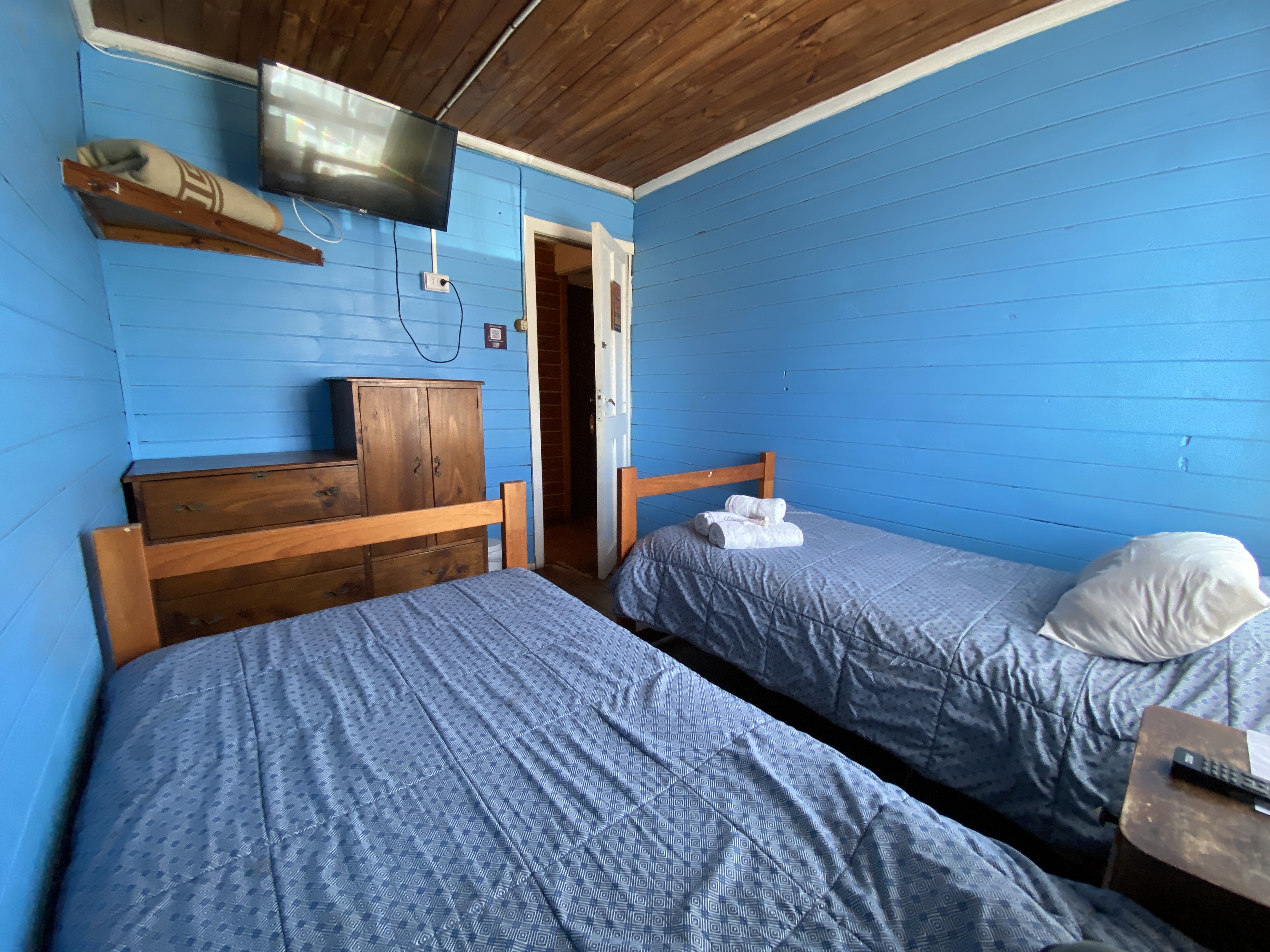 Doble con 2 camas y baño compartido..