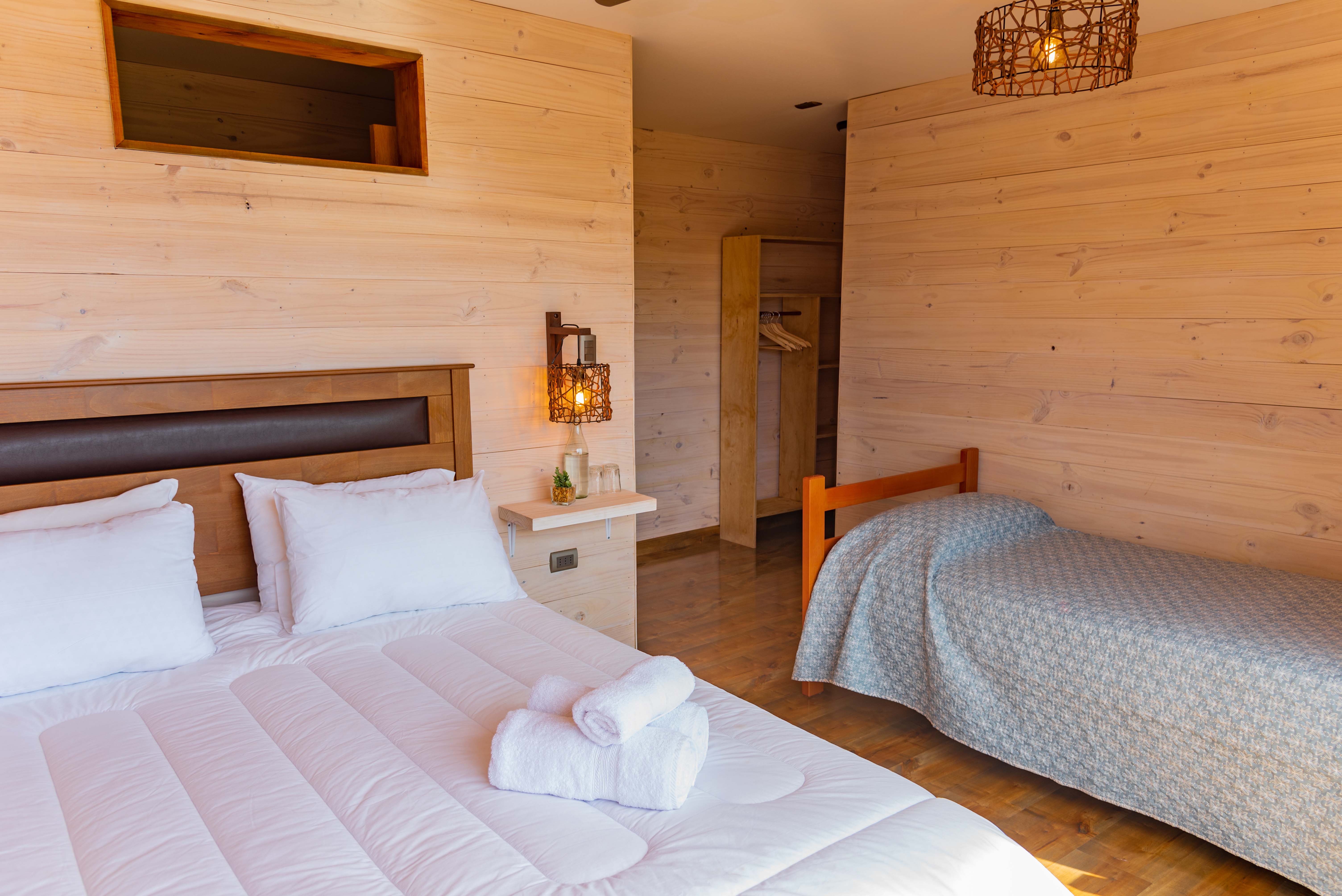 Matrimonial con una cama adicional, baño privado, balcón privado con vista al mar y smart TV..