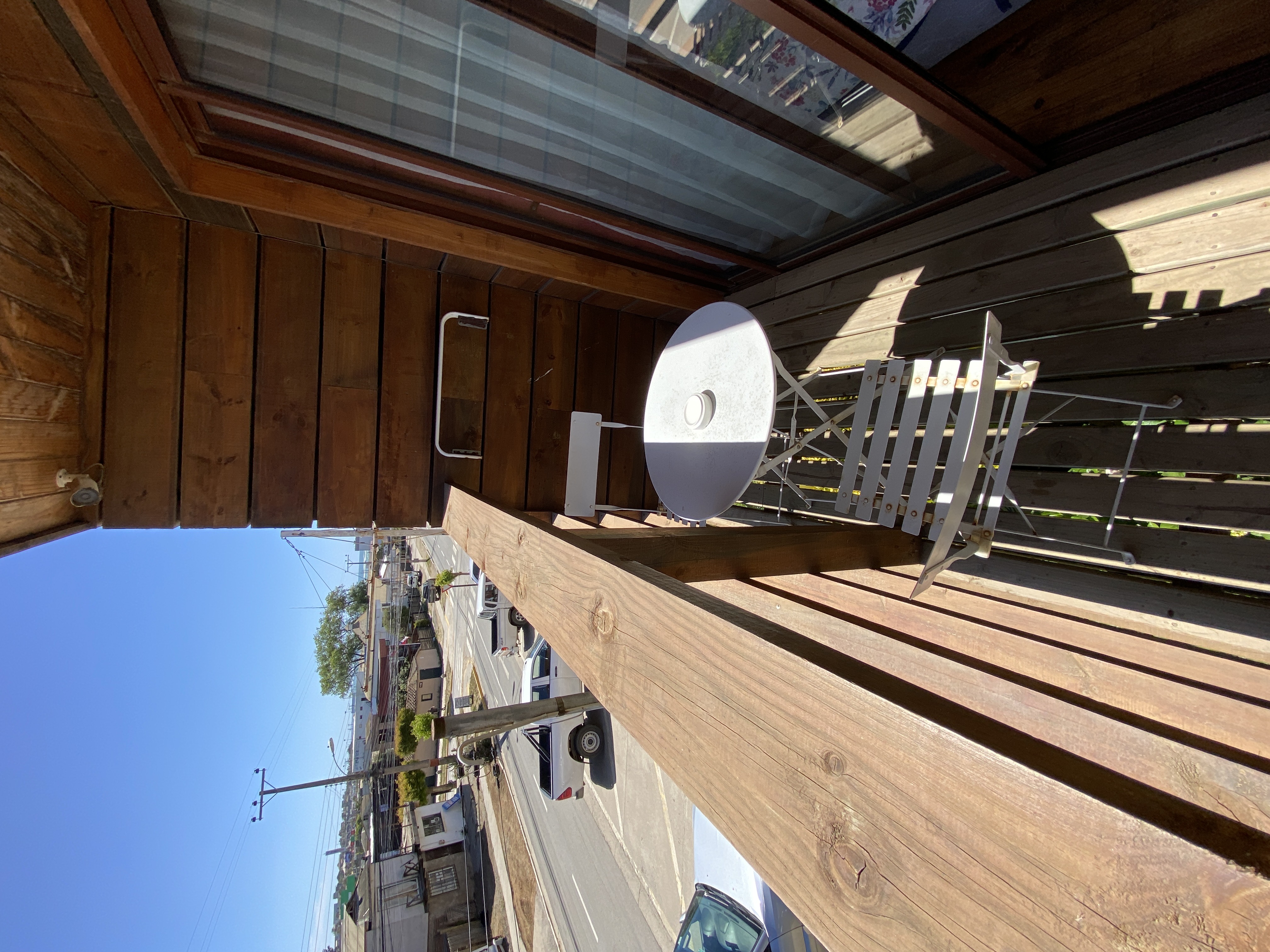 Matrimonial con una cama adicional y con baño compartido..