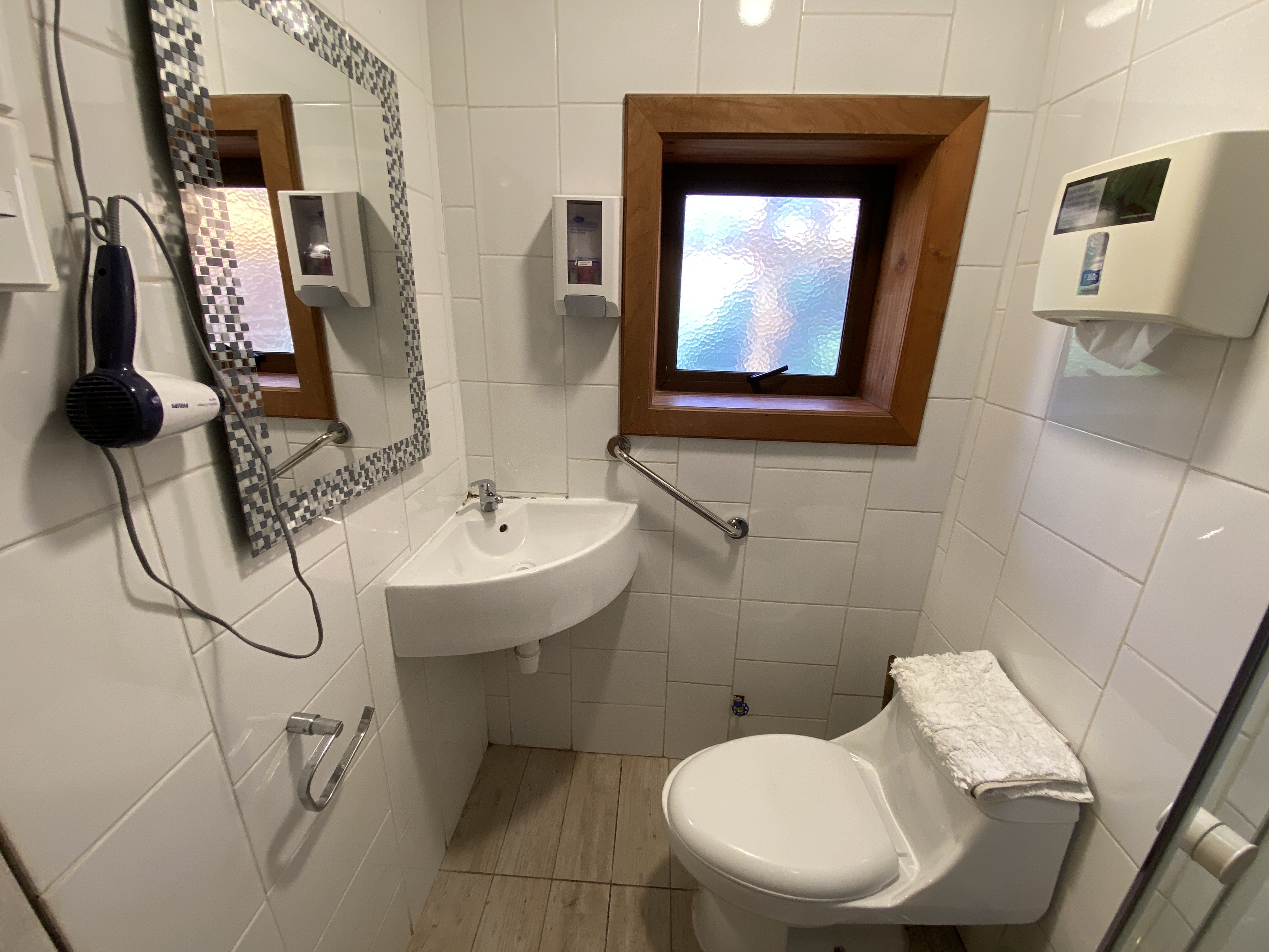 Matrimonial con una cama adicional y con baño privado..