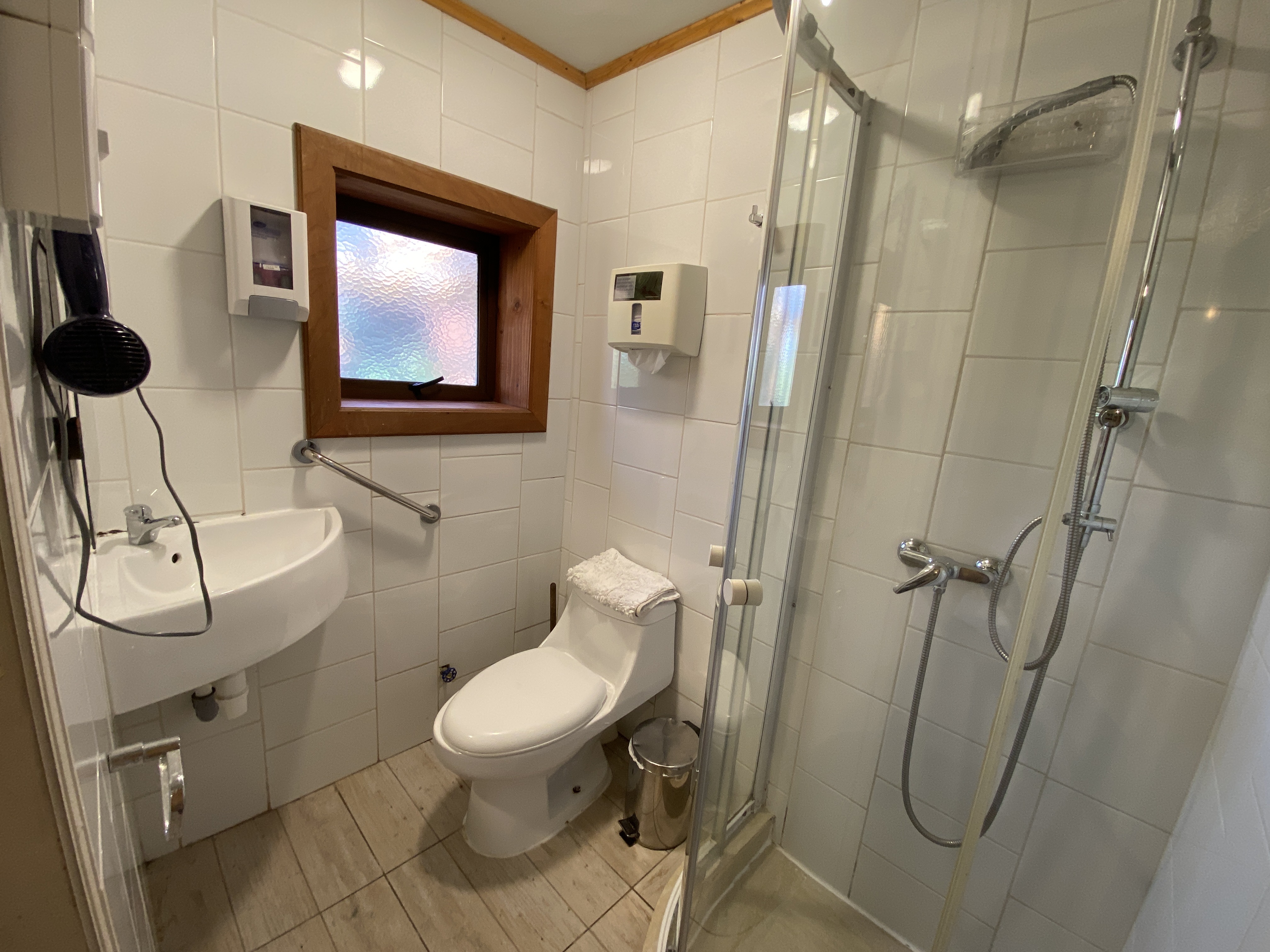 Matrimonial con una cama adicional y con baño privado..