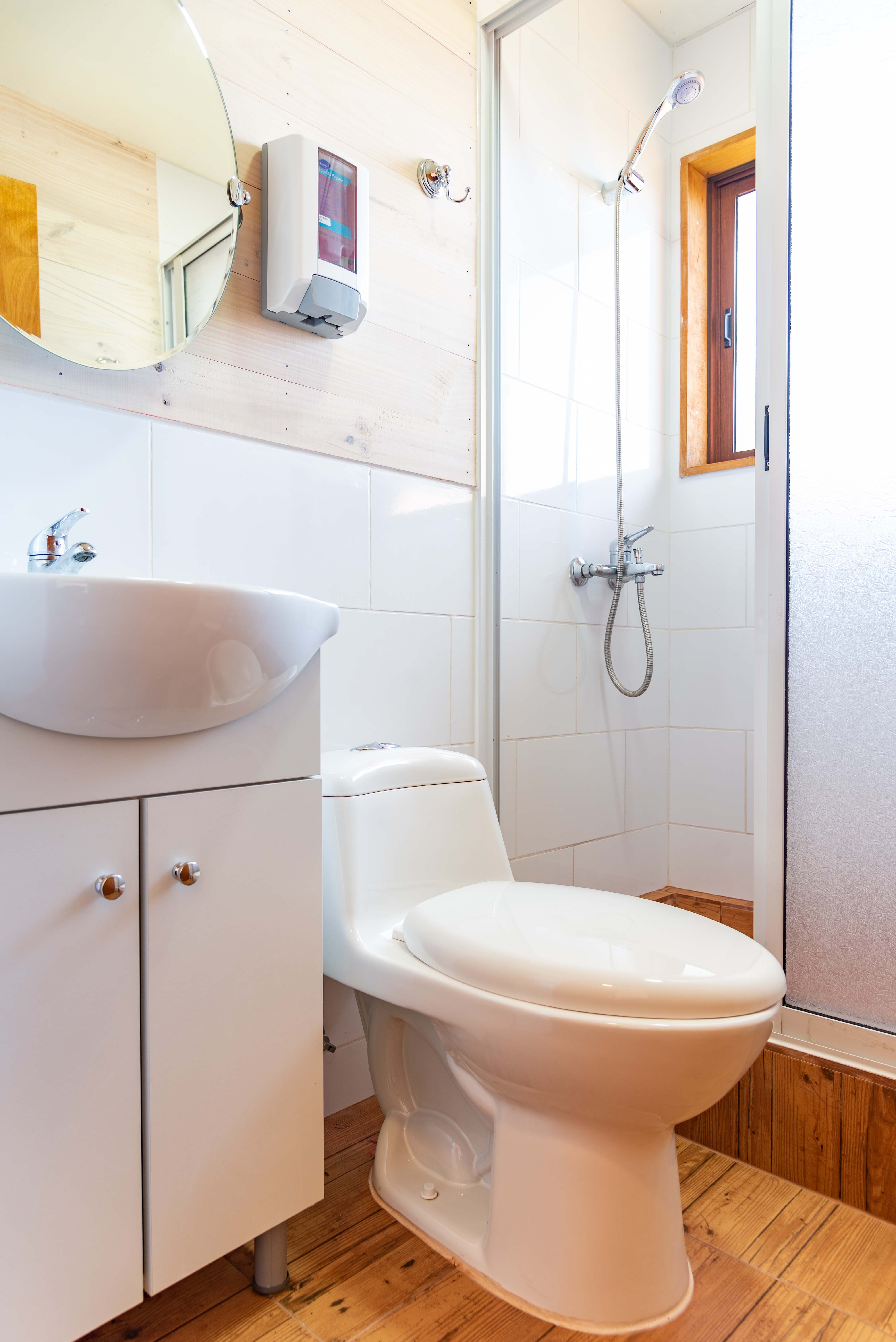 Habitación Triple, con una cama Matrimonial y una cama de una plaza, baño privado, balcón privado con vista al mar y tv cable..