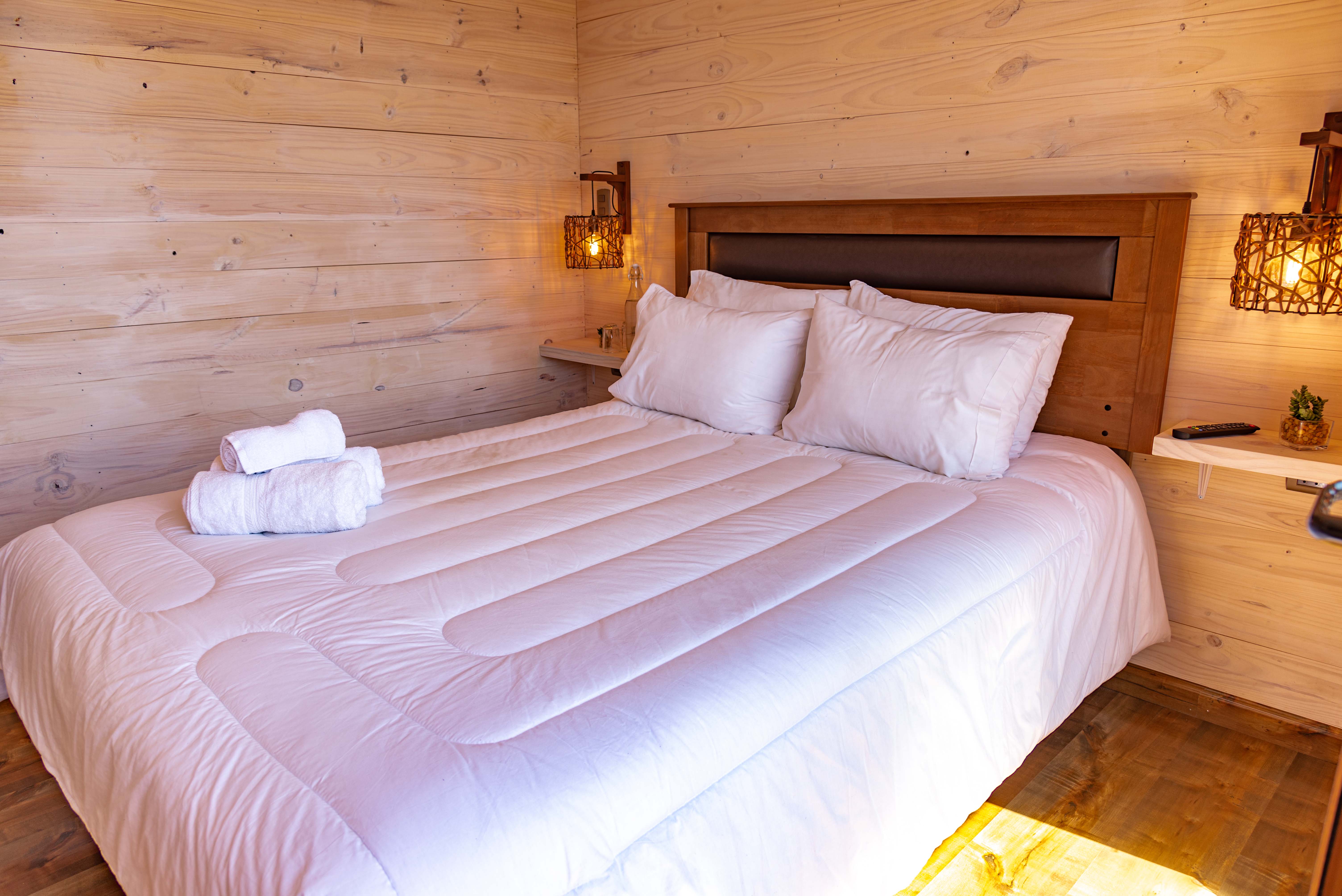 Matrimonial con baño privado, balcón privado con vista al mar y tv cable..