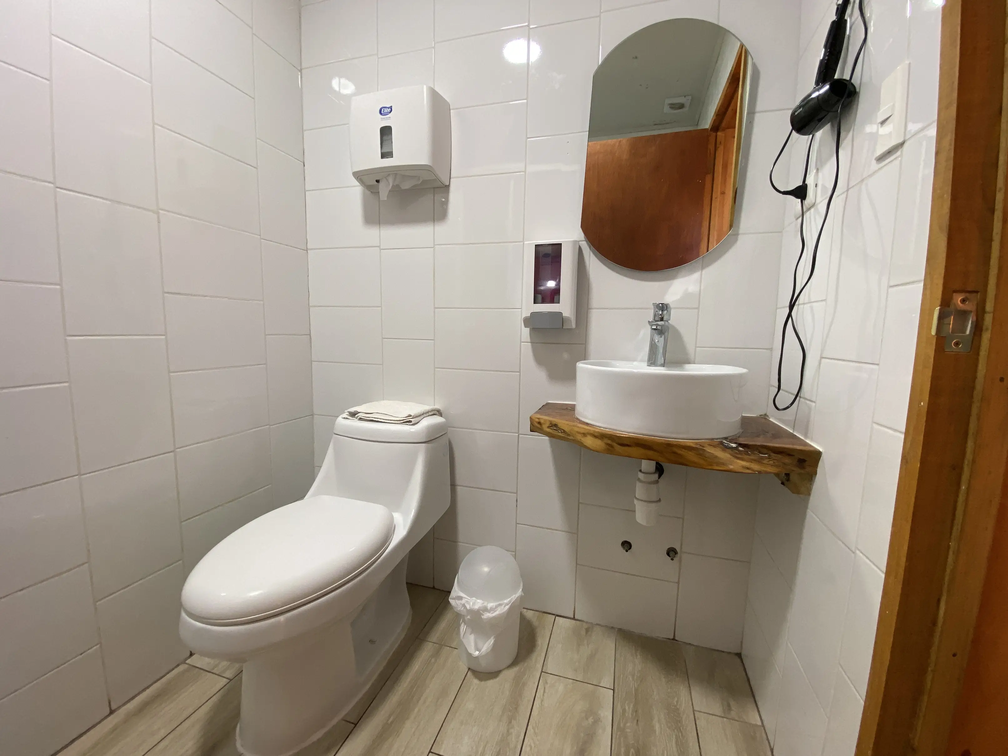 Matrimonial con baño privado, balcón privado y tv cable..