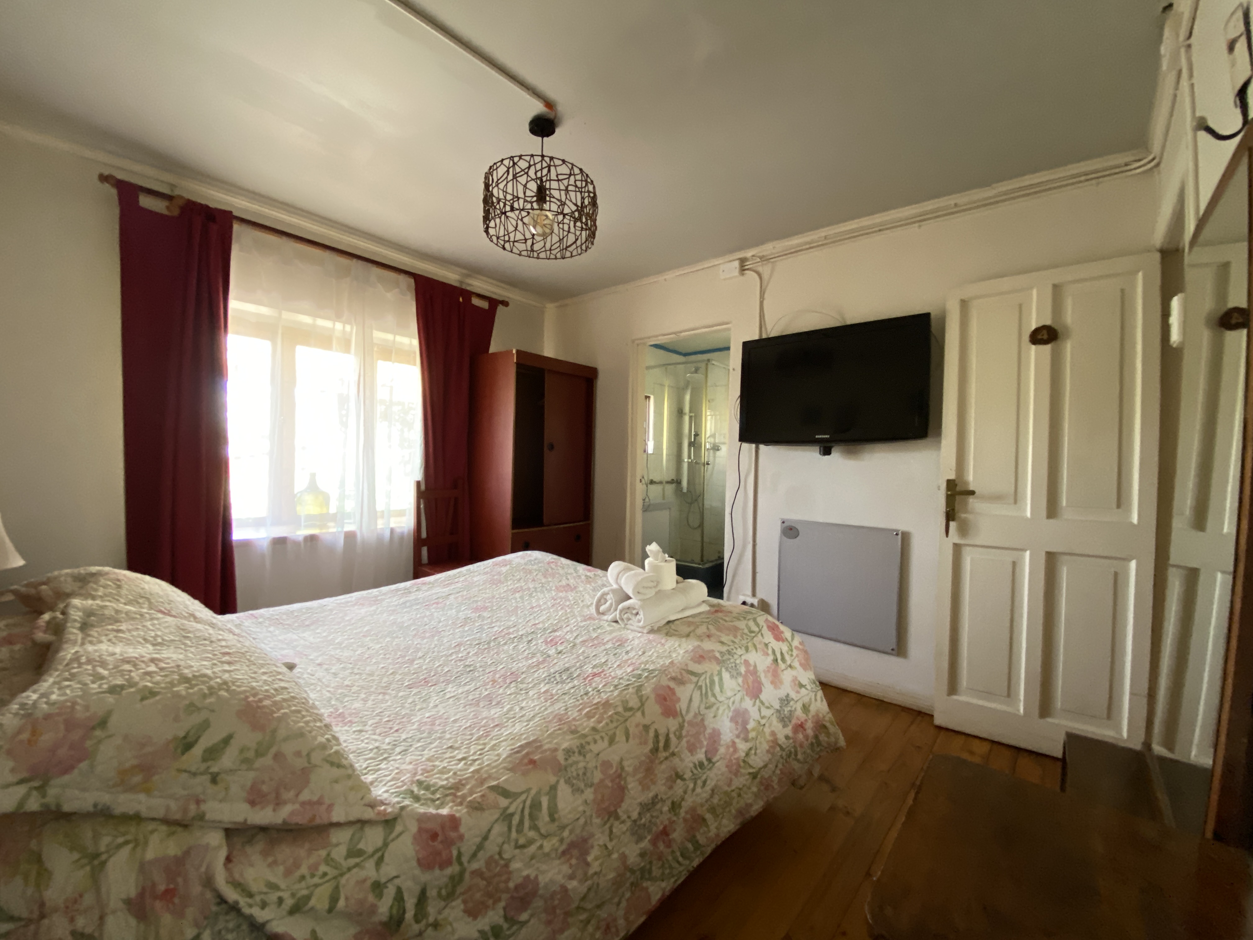 Matrimonial con baño privado y tv cable..