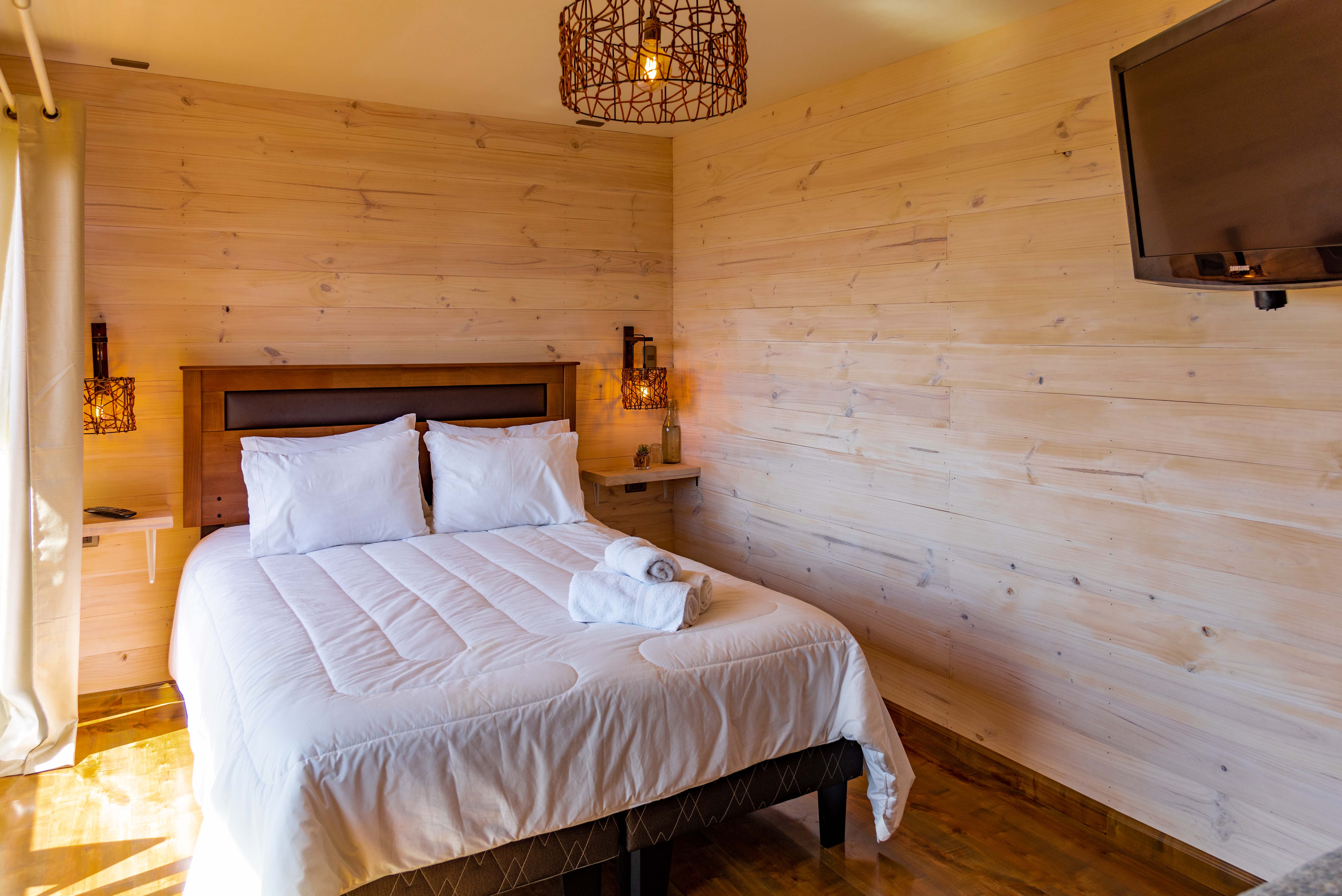 Habitación Triple, con una cama Matrimonial y una cama de una plaza, baño privado, balcón privado con vista al mar y tv cable..