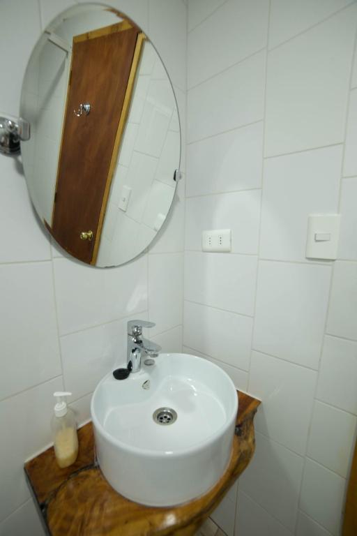 Matrimonial con baño privado, balcón privado y tv cable..