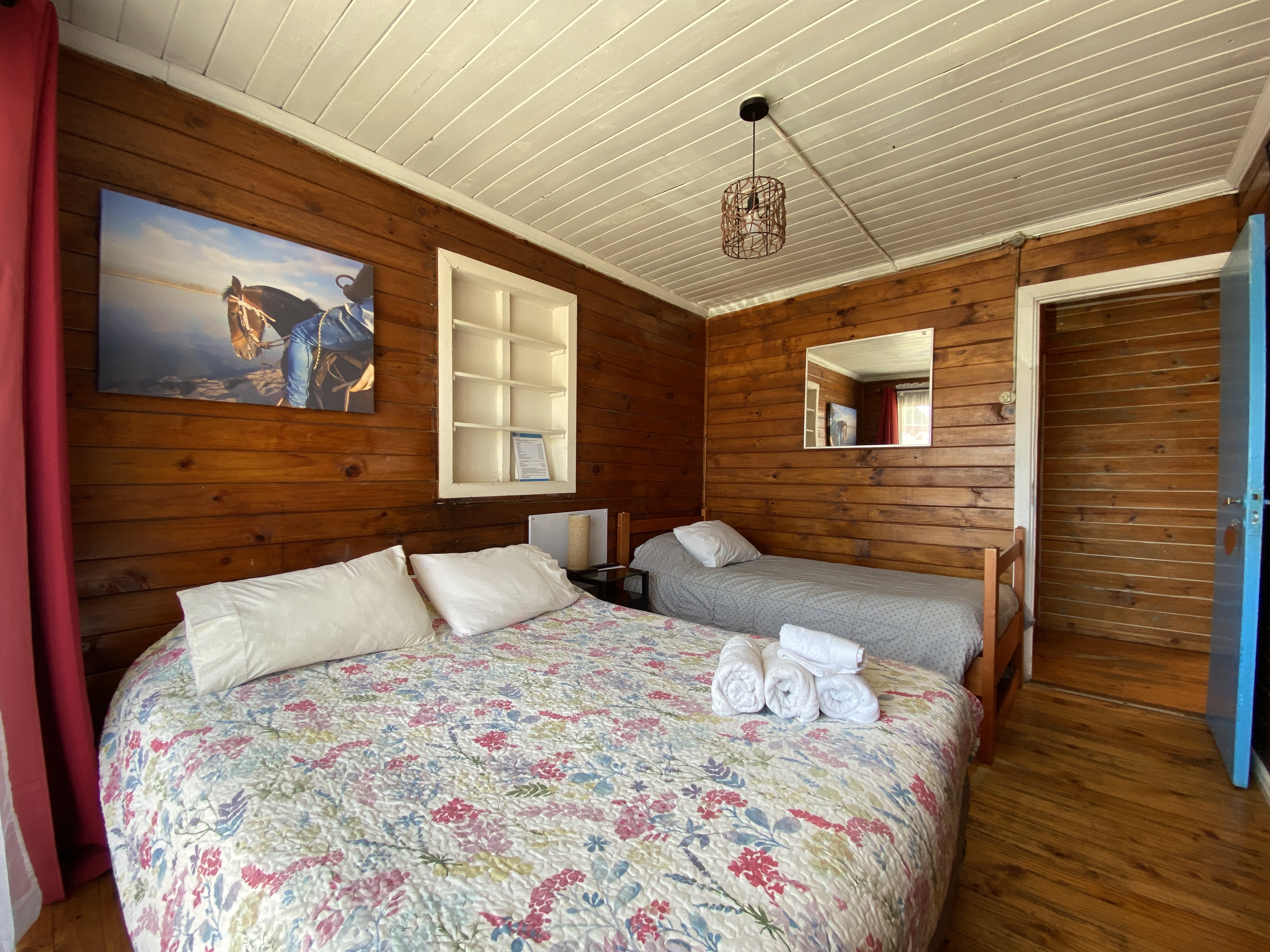 Matrimonial con una cama adicional y con baño compartido..