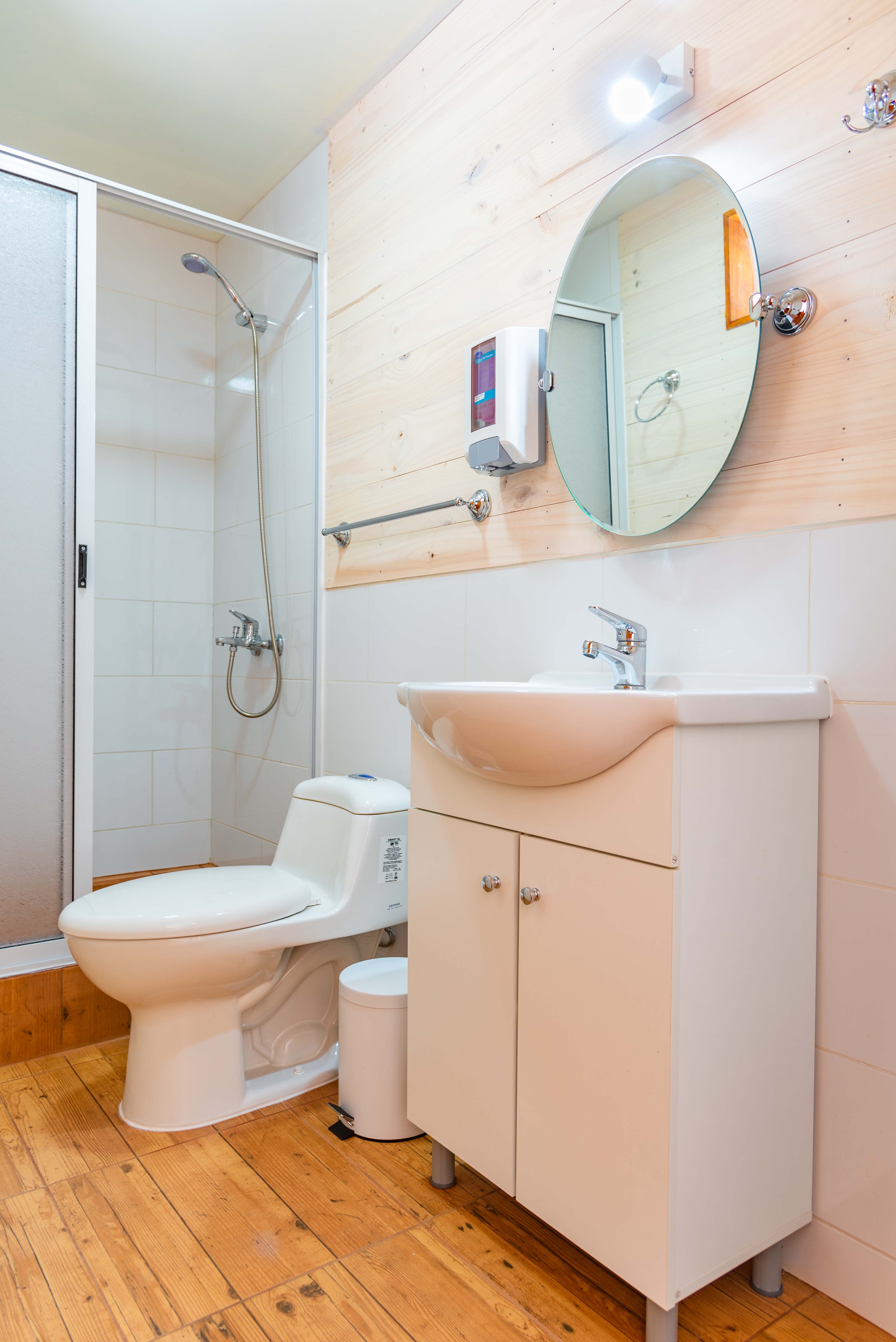 Matrimonial con una cama adicional, baño privado, balcón privado con vista al mar y smart TV..