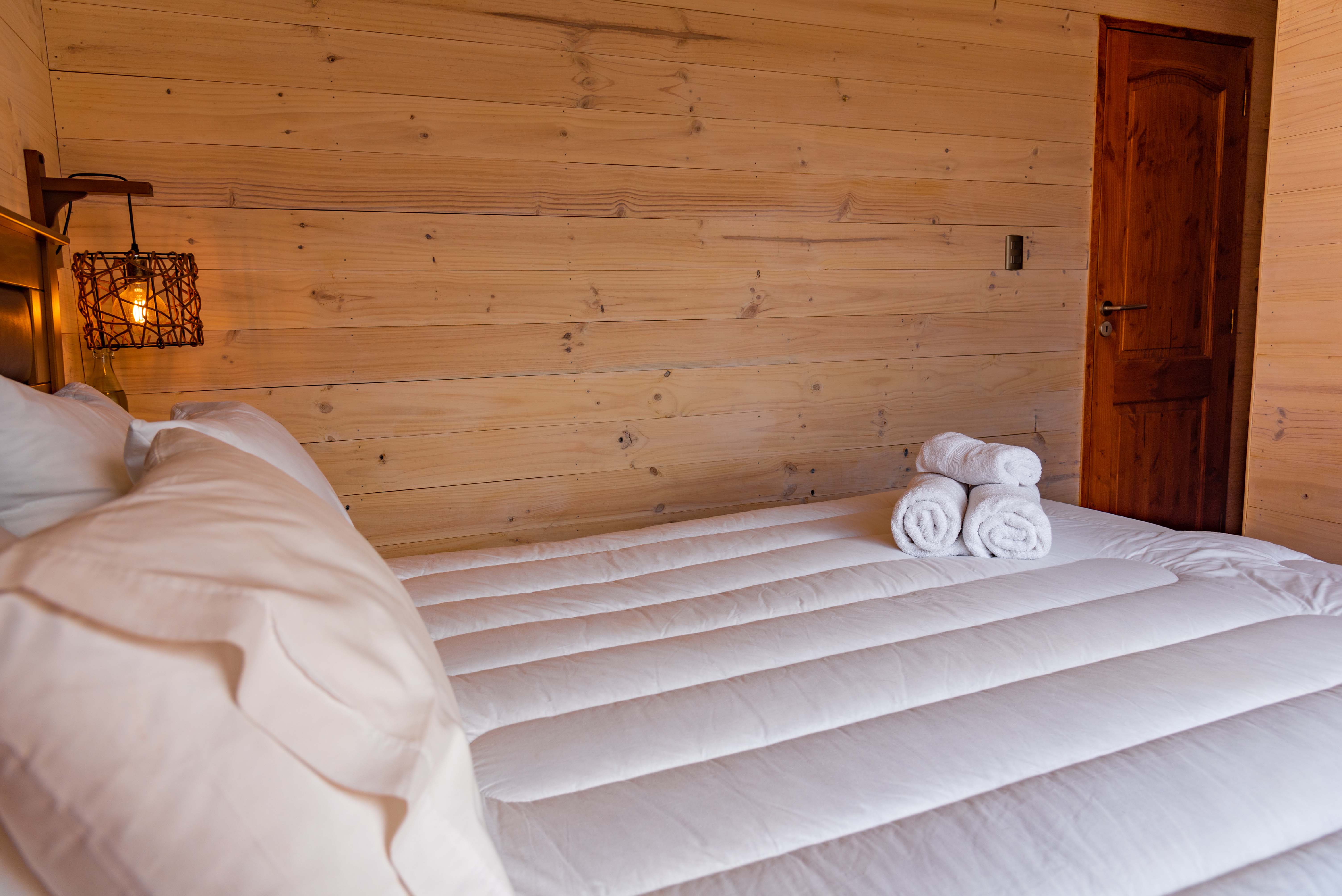 Matrimonial con baño privado, balcón privado con vista al mar y tv cable..