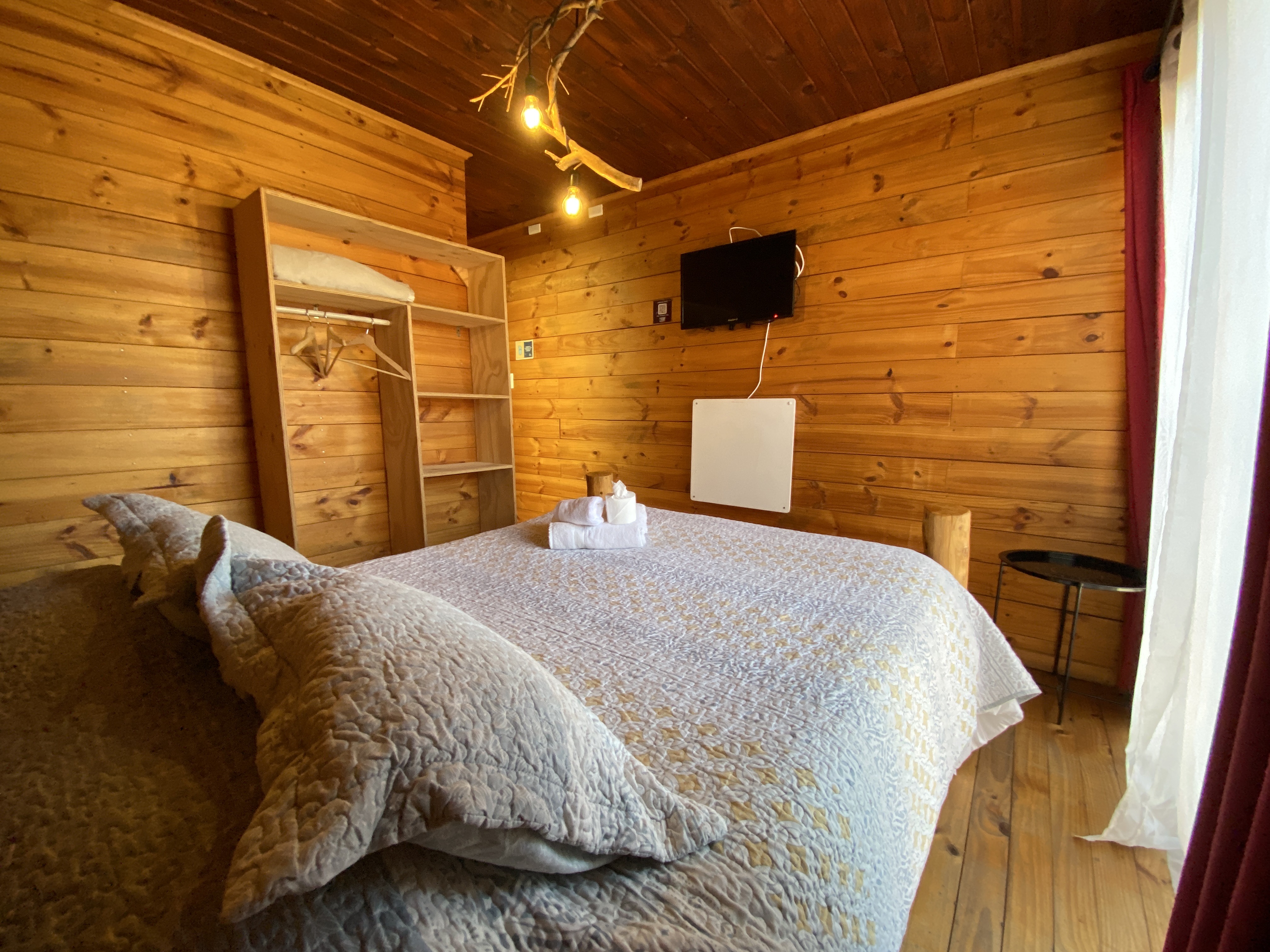 Matrimonial con baño privado, balcón privado y tv cable..