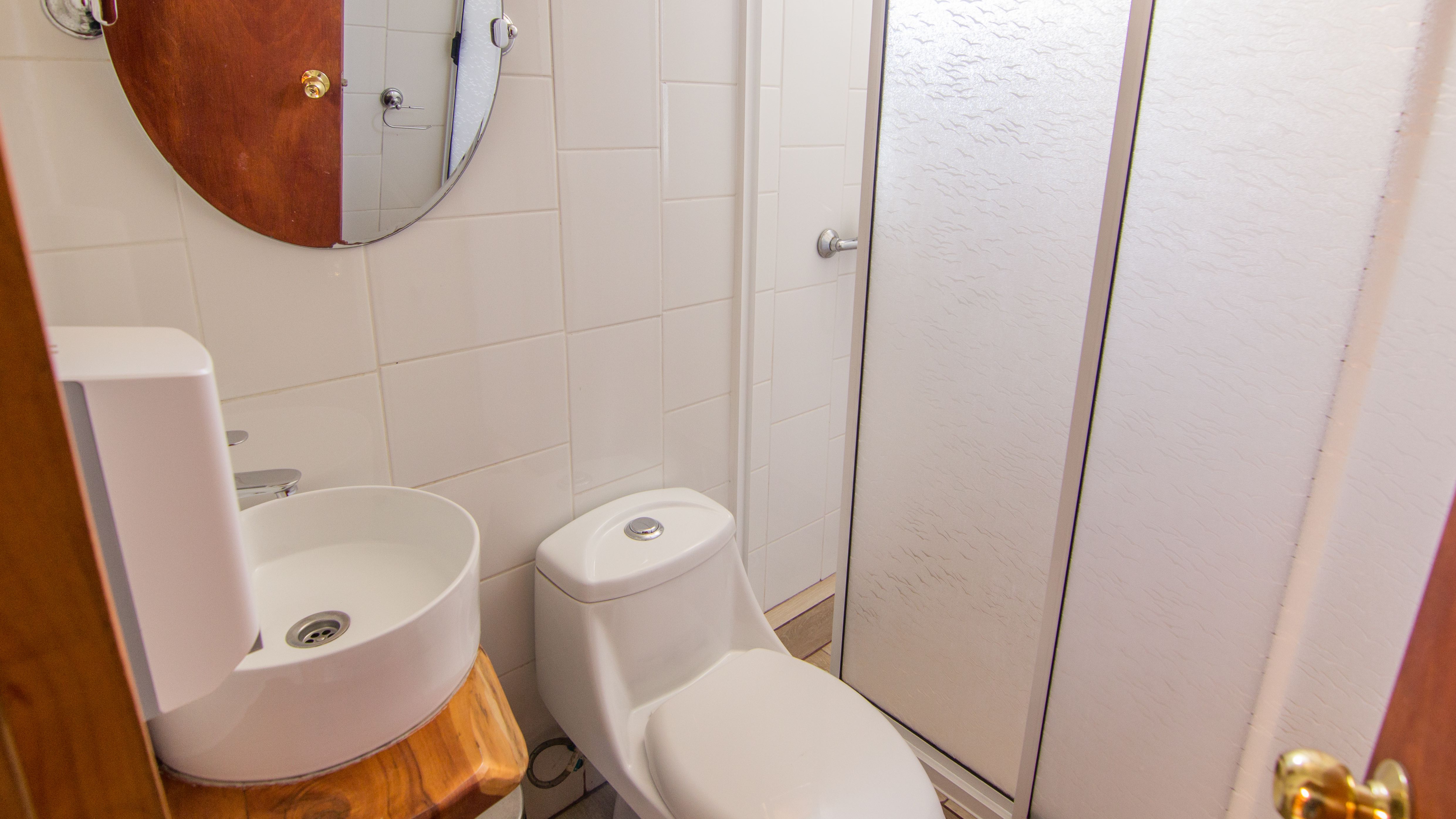 Matrimonial con baño privado, balcón privado y tv cable..