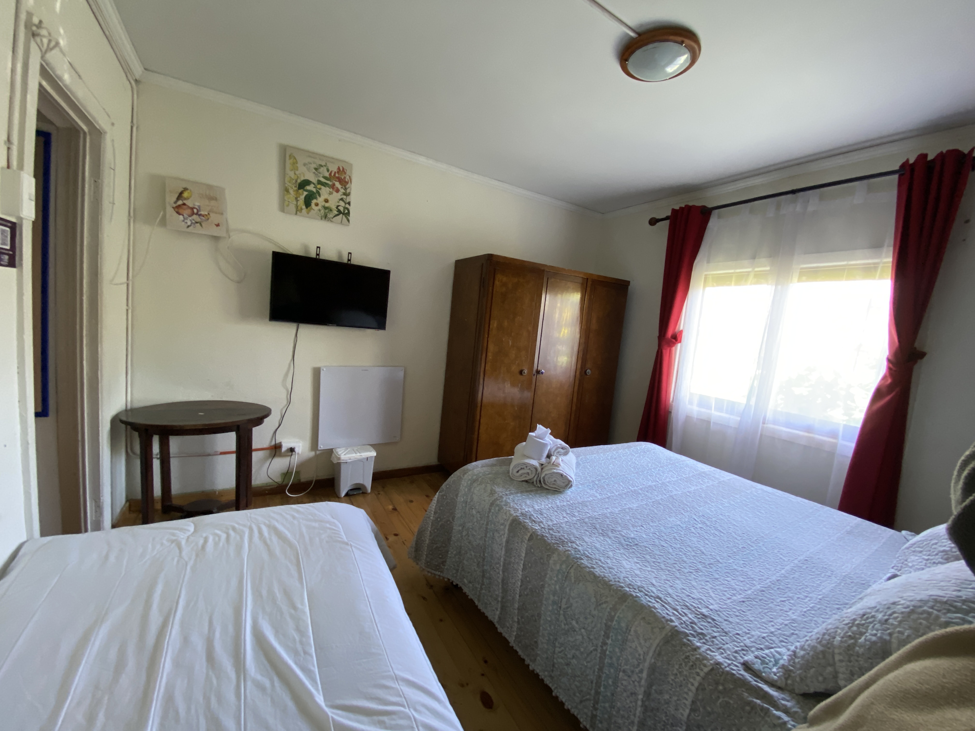 Matrimonial con una cama adicional y con baño privado..