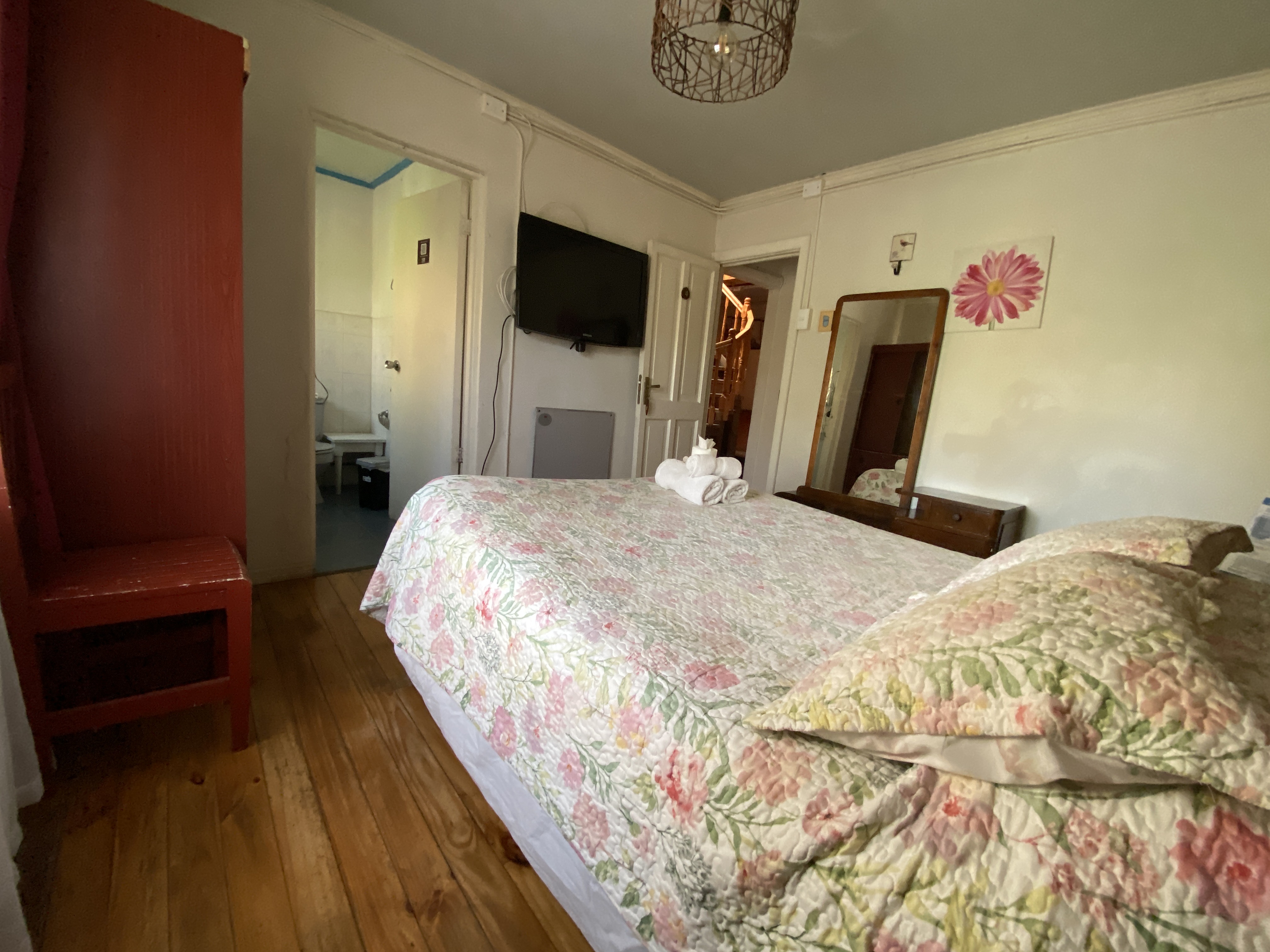 Matrimonial con baño privado y tv cable..