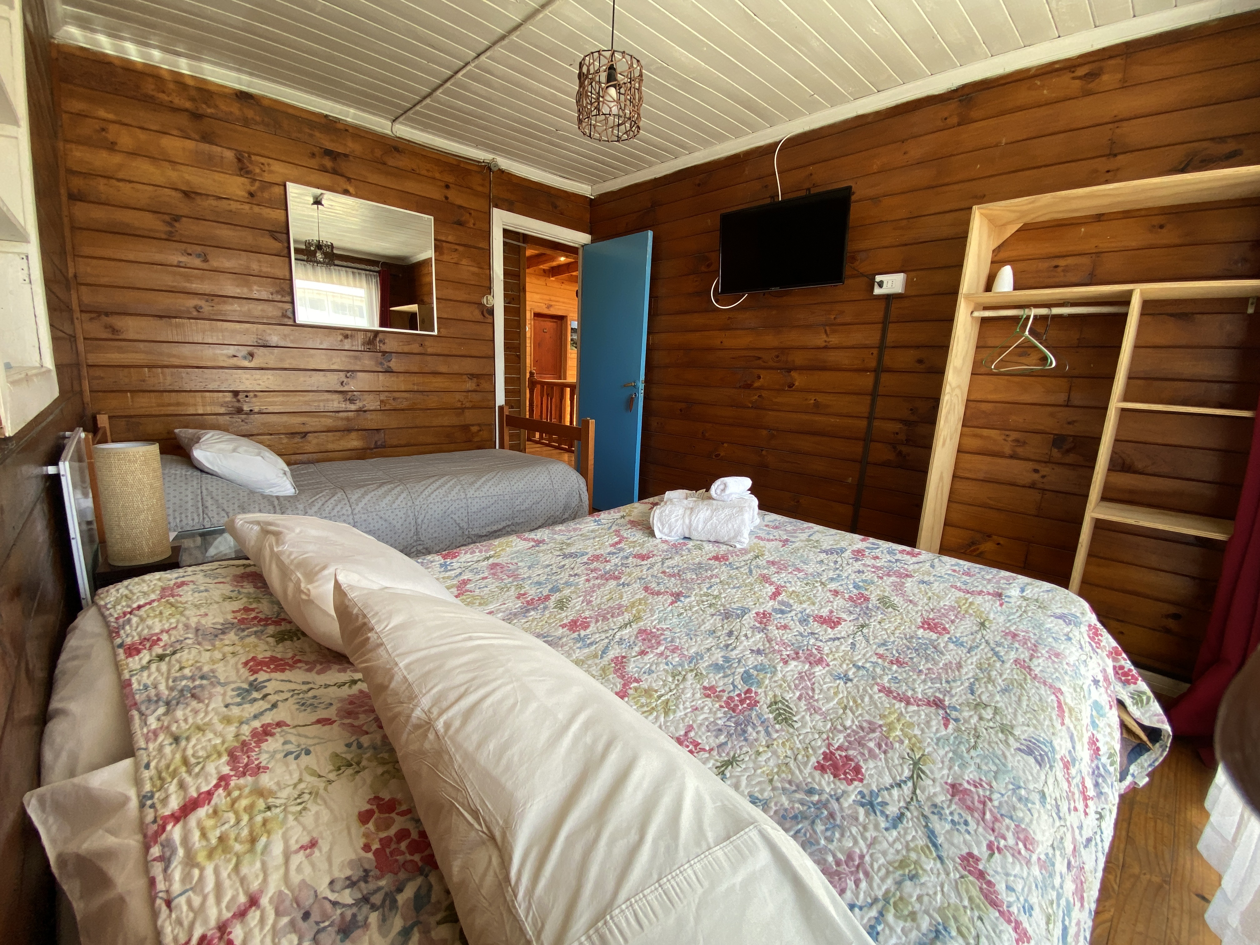 Matrimonial con una cama adicional y con baño compartido..