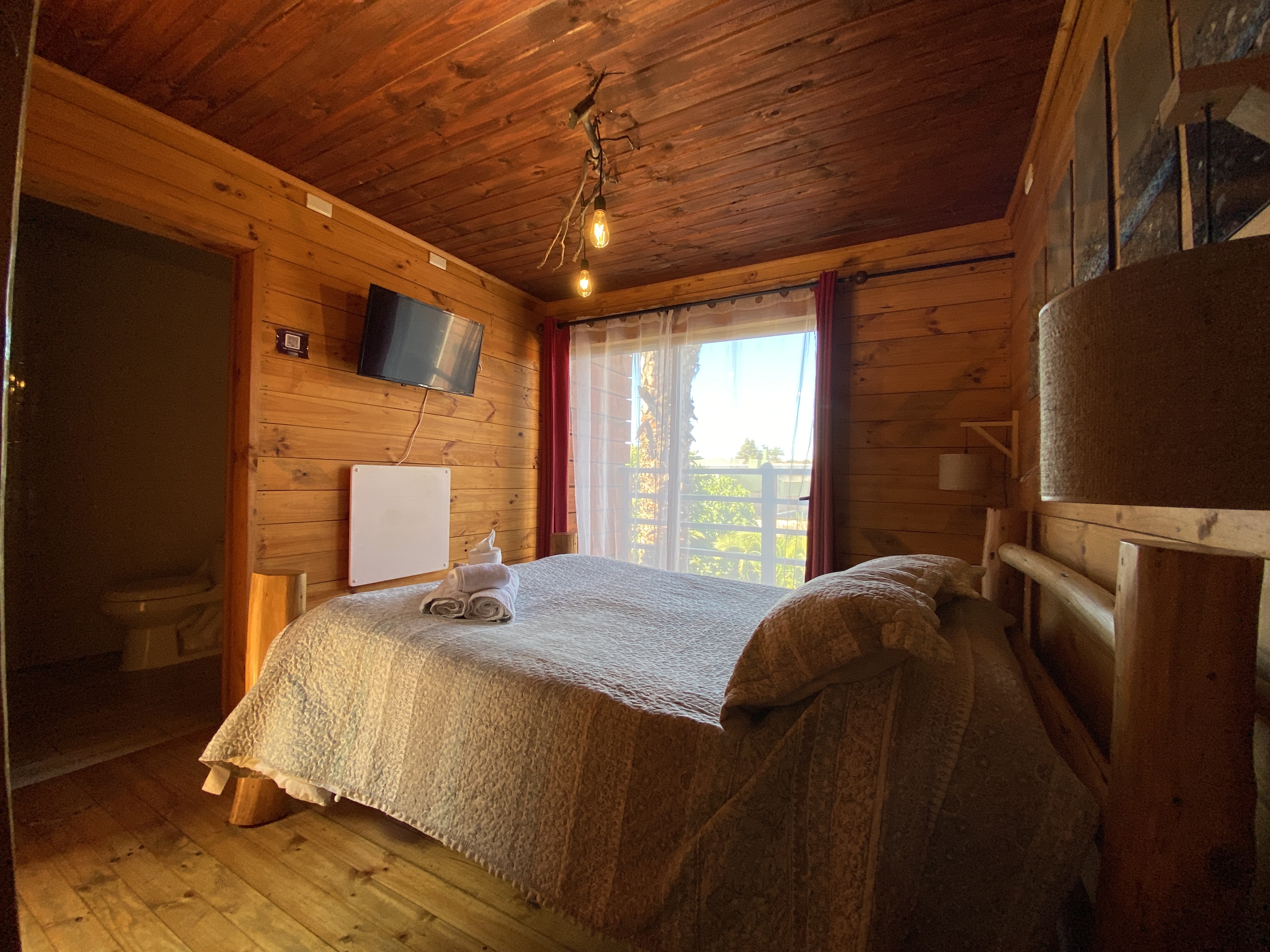 Matrimonial con baño privado, balcón privado y tv cable..