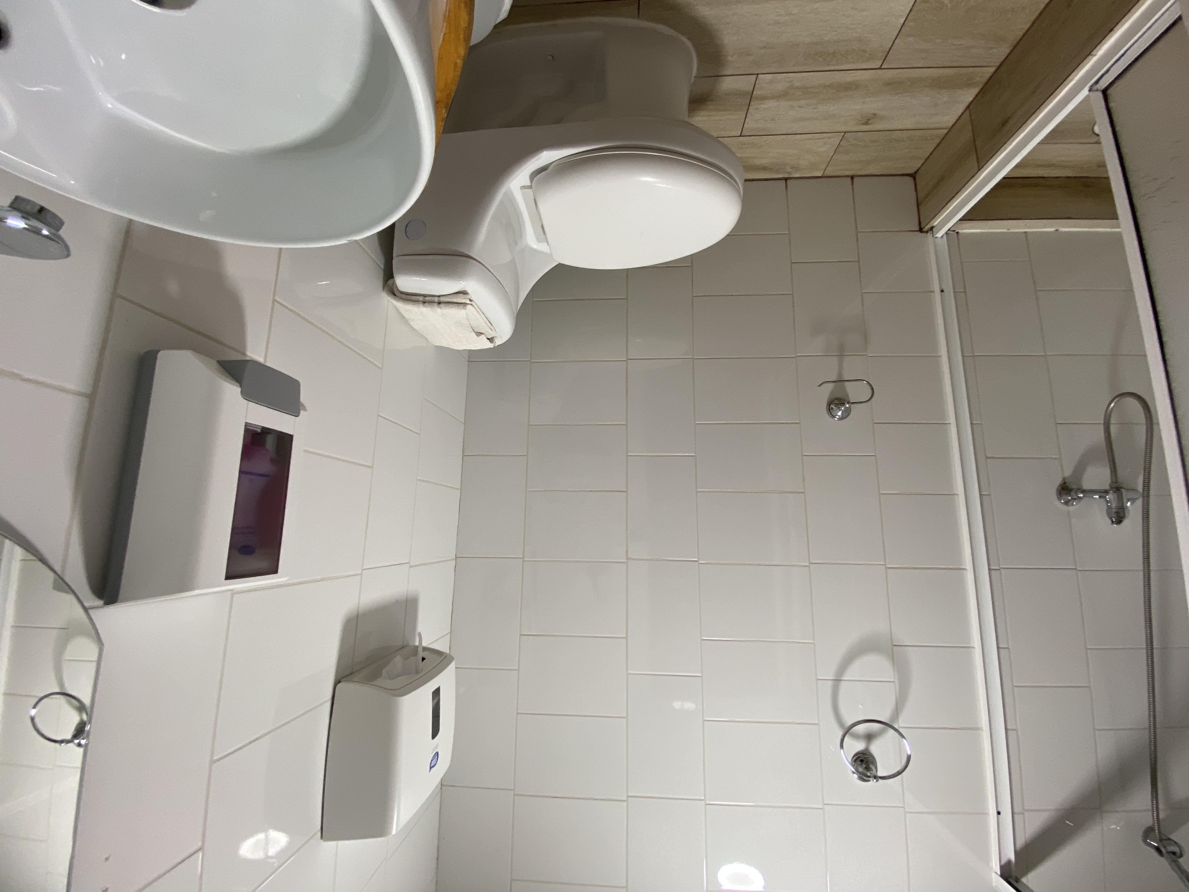 Matrimonial con baño privado, balcón privado y tv cable..