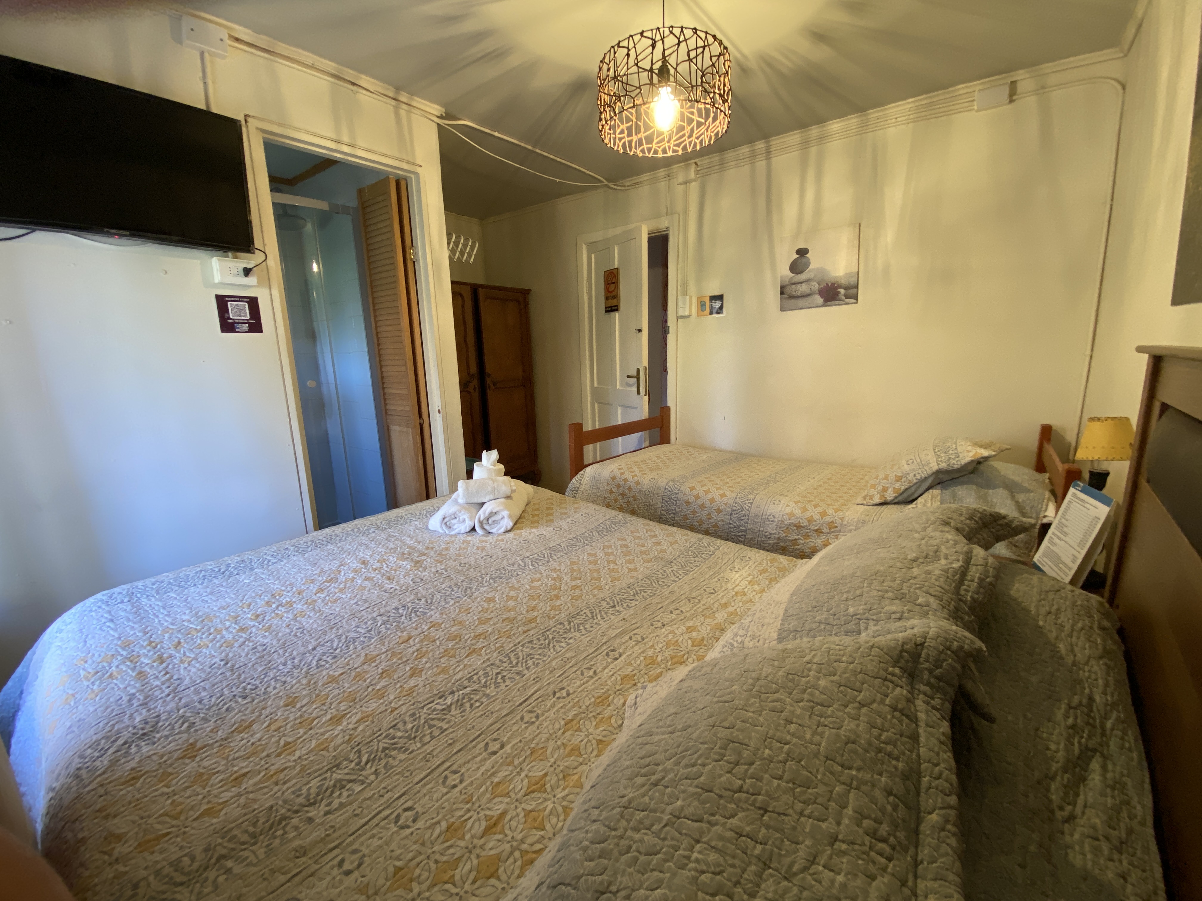 Matrimonial con una cama adicional y con baño privado..